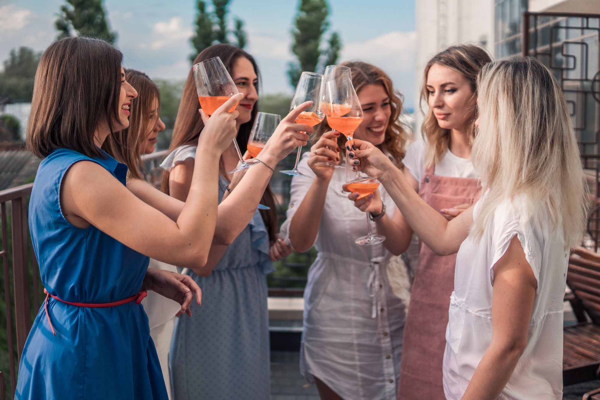 Bacheloretty Party: Freundinnen stoßen zusammen an