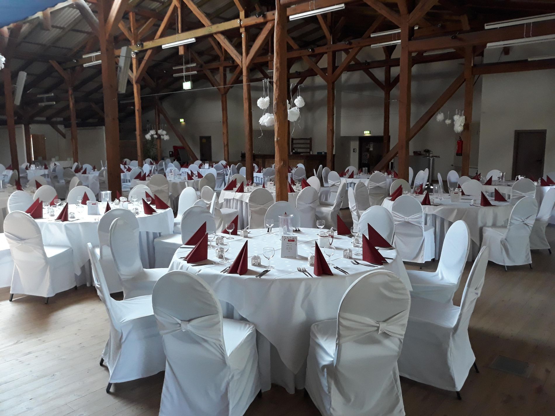 Möblierte Scheune für die Hochzeit