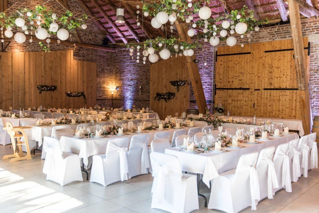 Heiraten in der Scheune: Möblierte Location