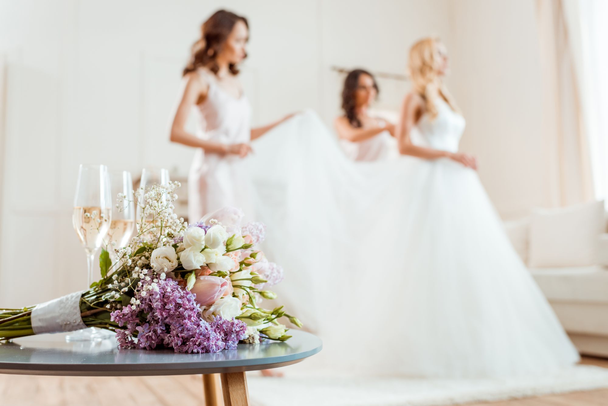 Trauzeuginnen helfen Braut am Hochzeitstag