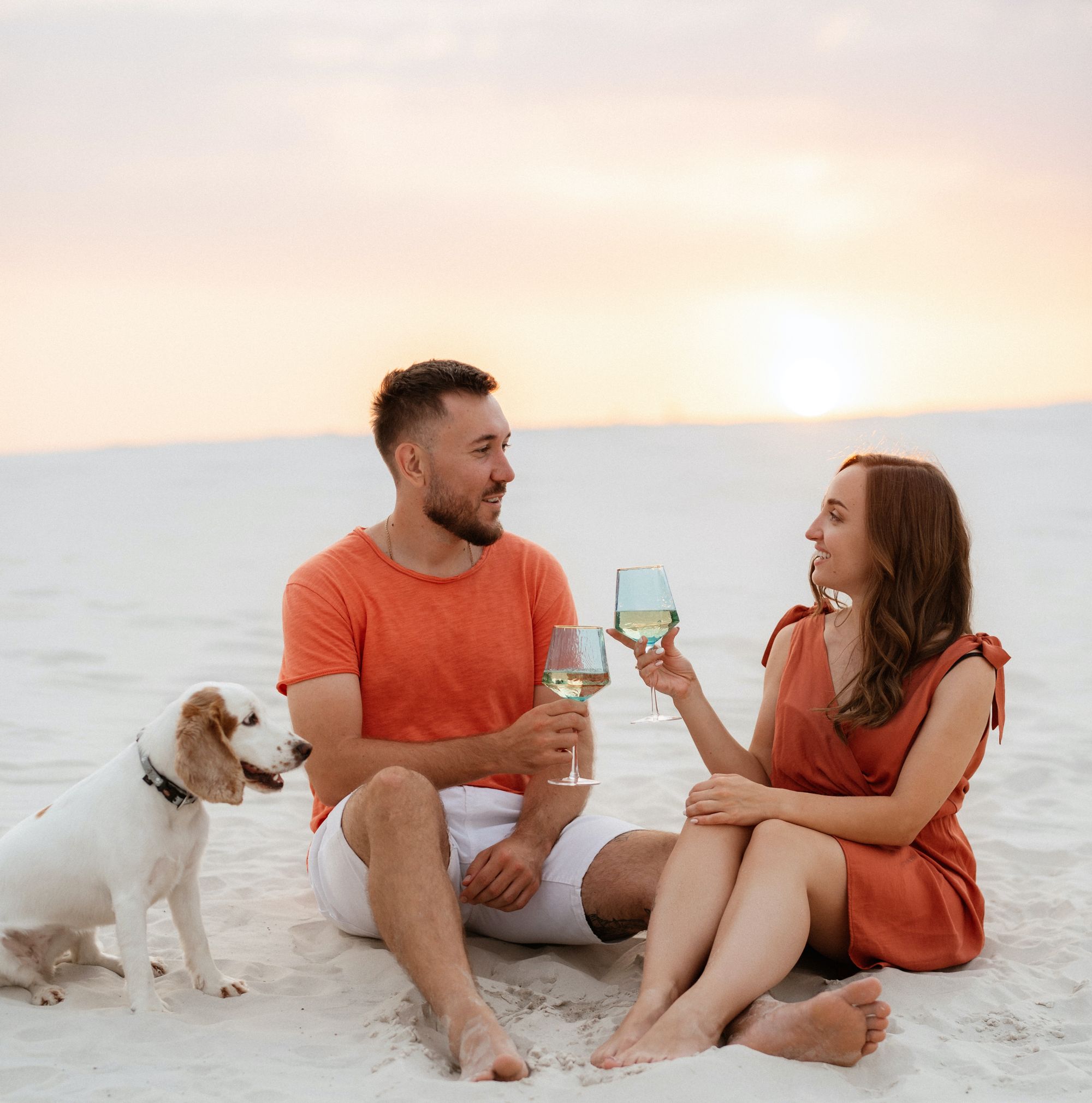 Glückliches Paar am Strand mit Hund
