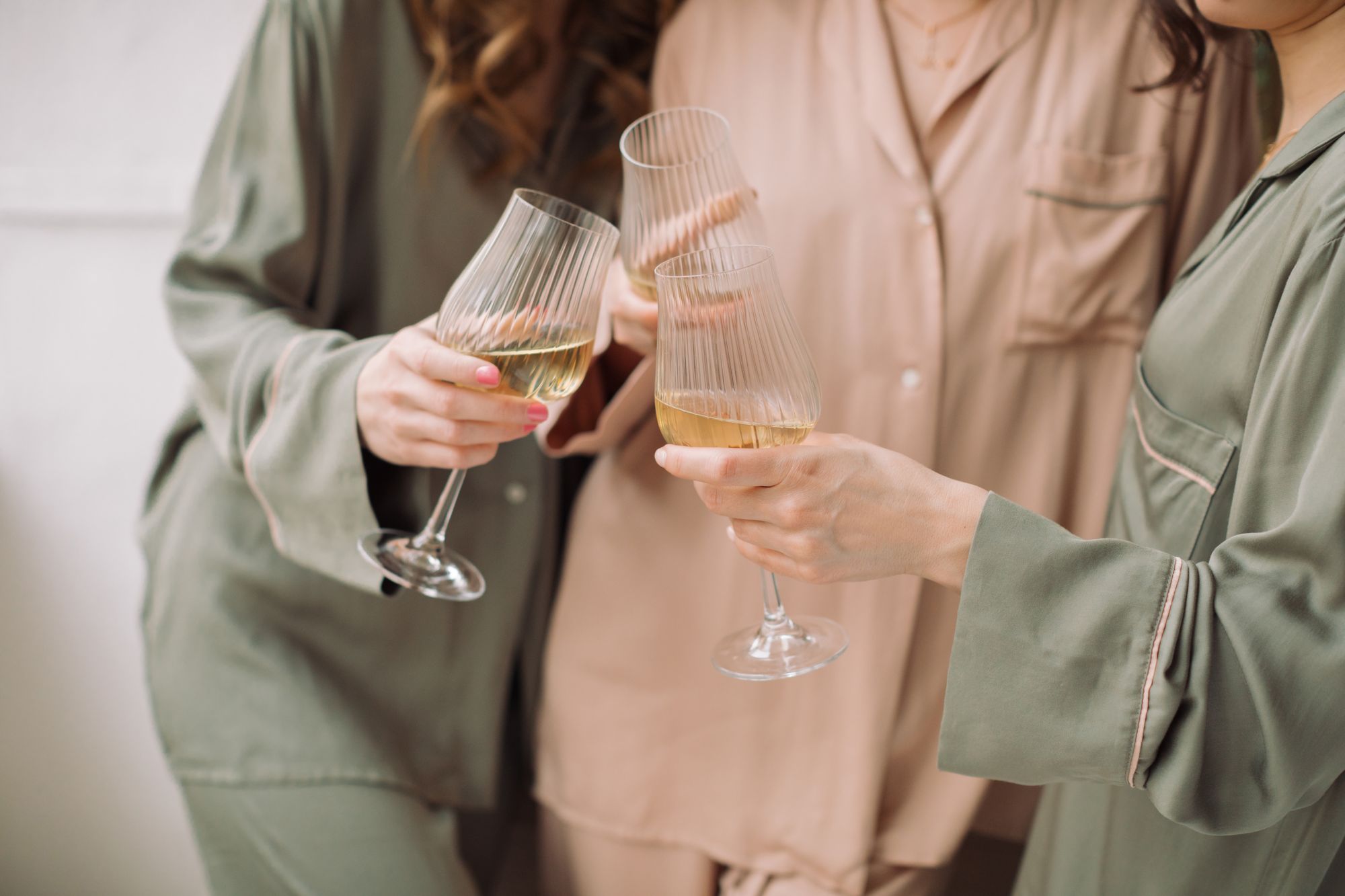 Mit Wein anstoßen
