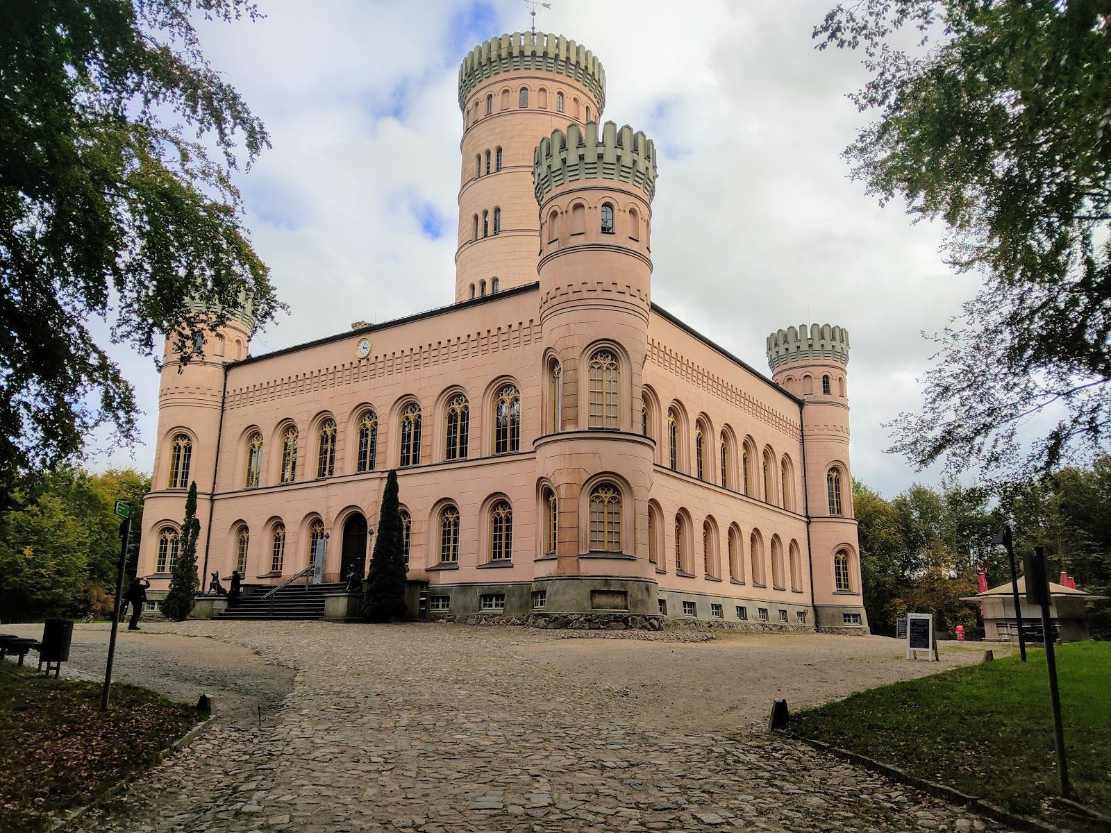Ein imposantes Jagdschloss im Grünen