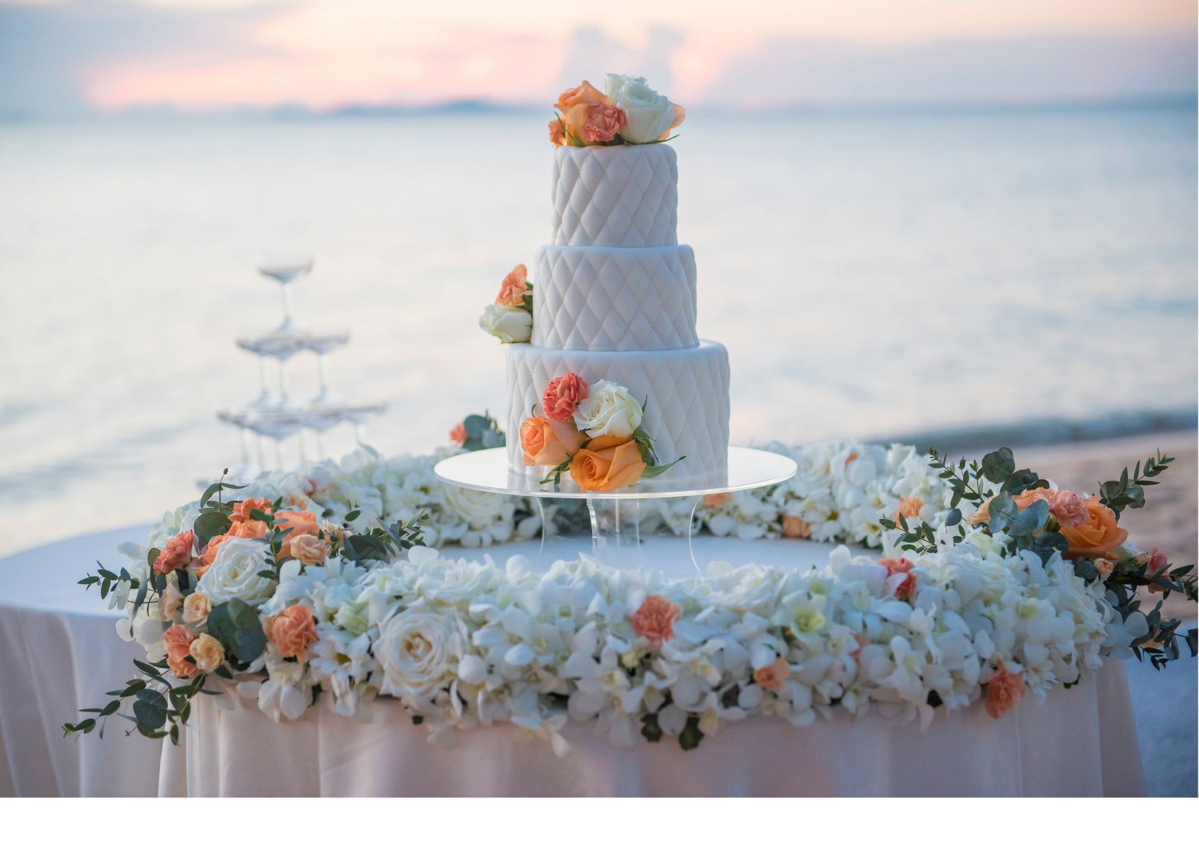 Hochzeitstorte mit Meer im Hintergrund