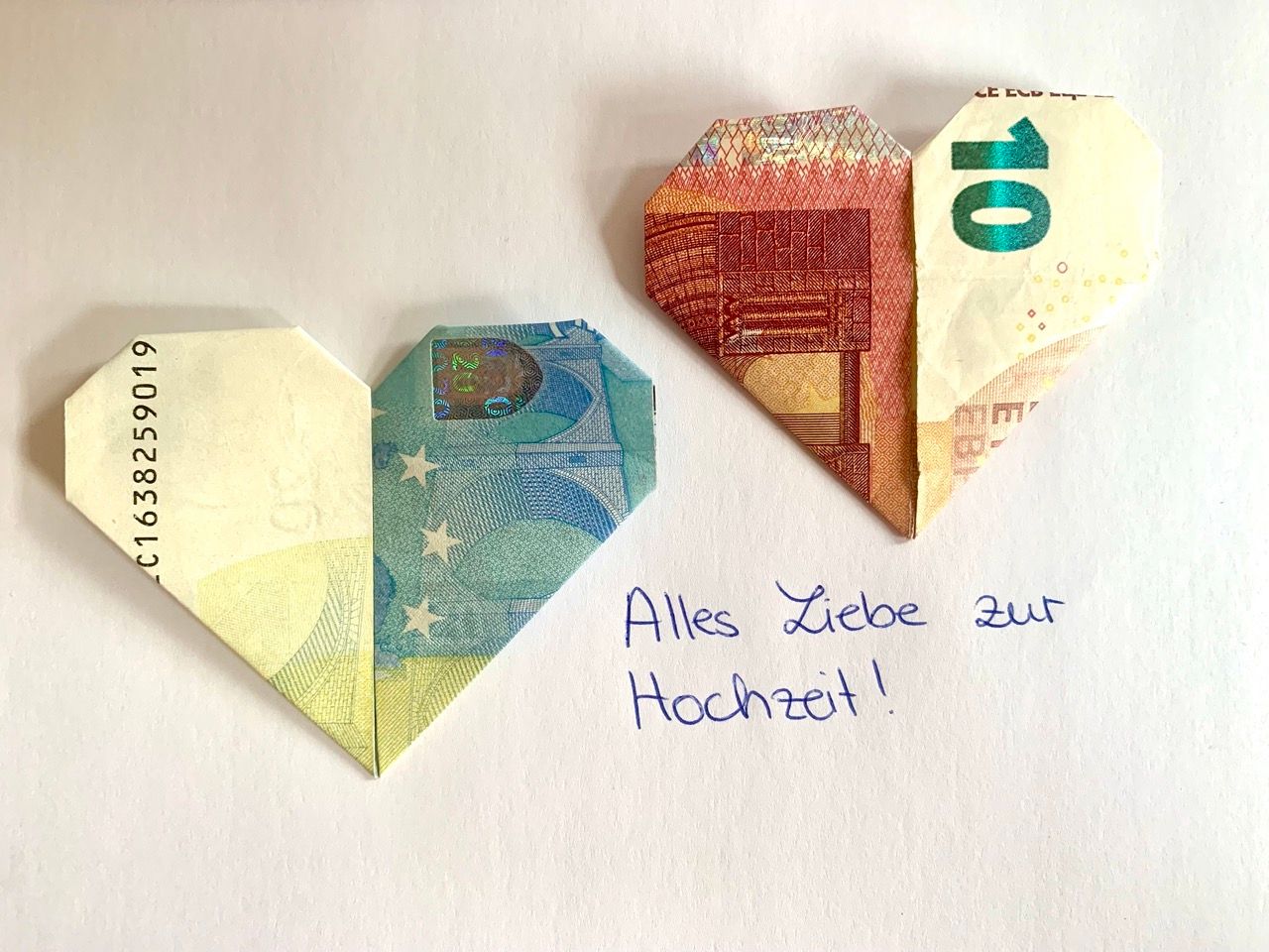 Geld-Herzen mit Glückwunsch zur Hochzeit