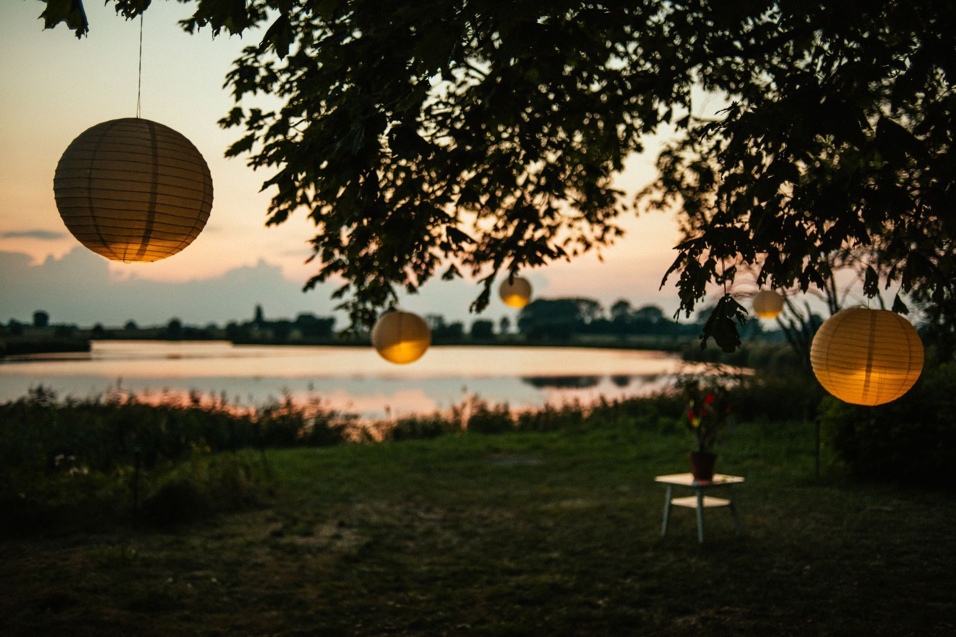 Beim Sonnenuntergang am See