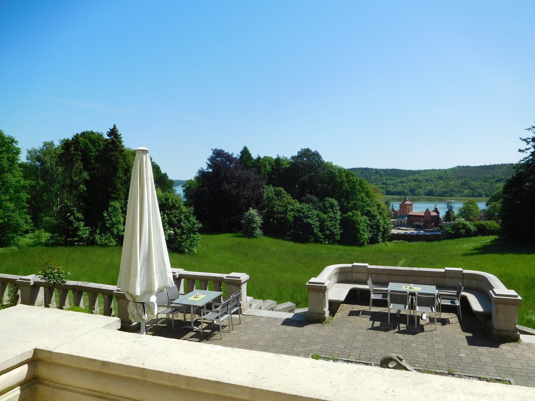 Ein zauberhaftes Schlosshotel: Ausblick ins Grüne