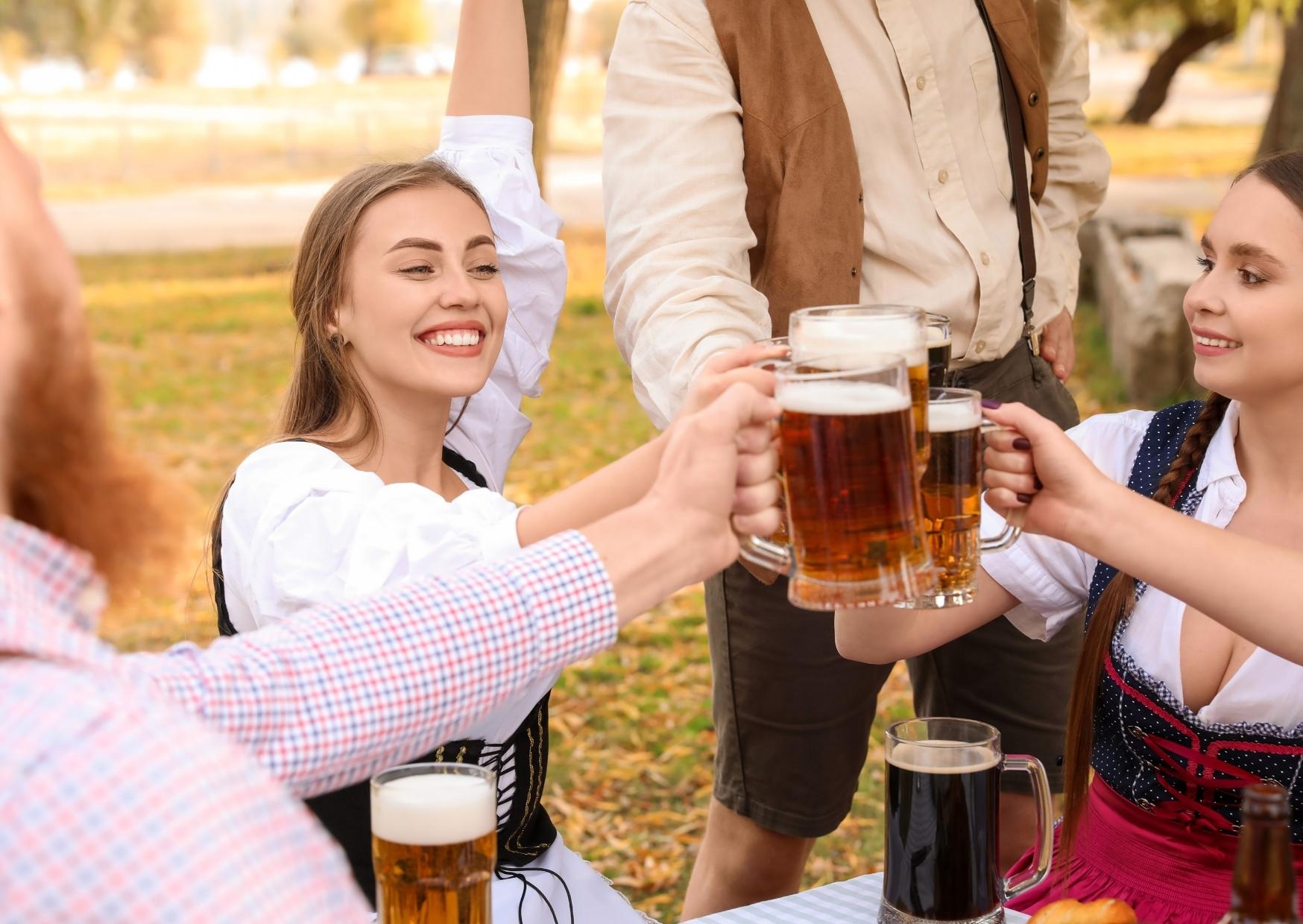 Hochzeitsgesellschaft stößt auf Braut und Bräutigam an