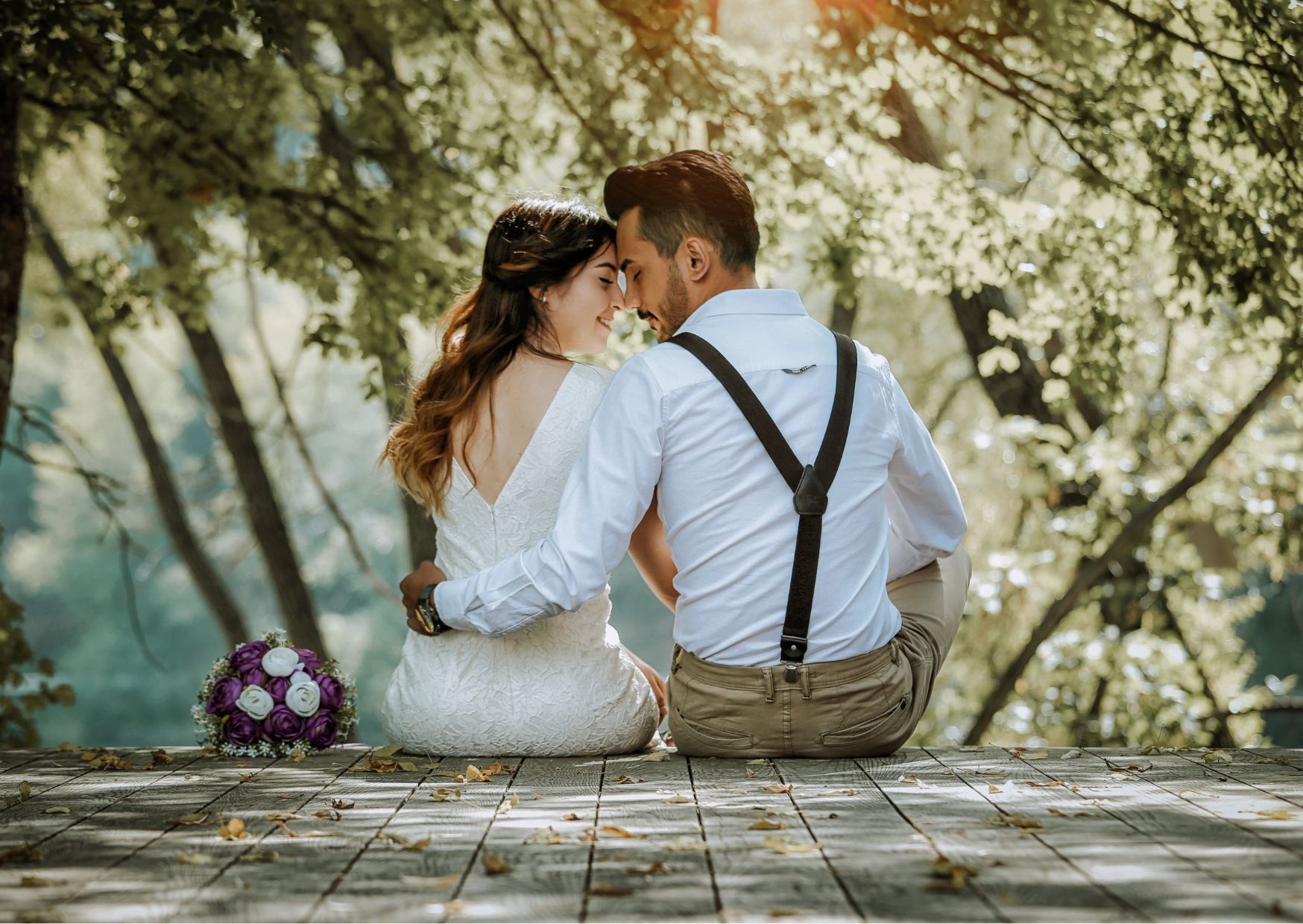 Braut in Hochzeitsdirndl und Brätigam in Lederhose