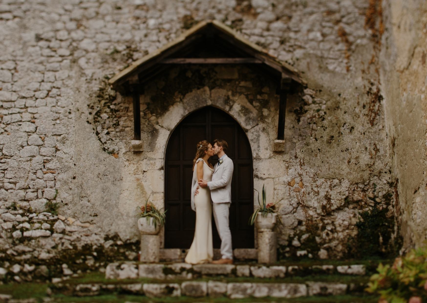 Hochzeitsplanung: Kirchenheft gemeistert- Paar vor der Kirche