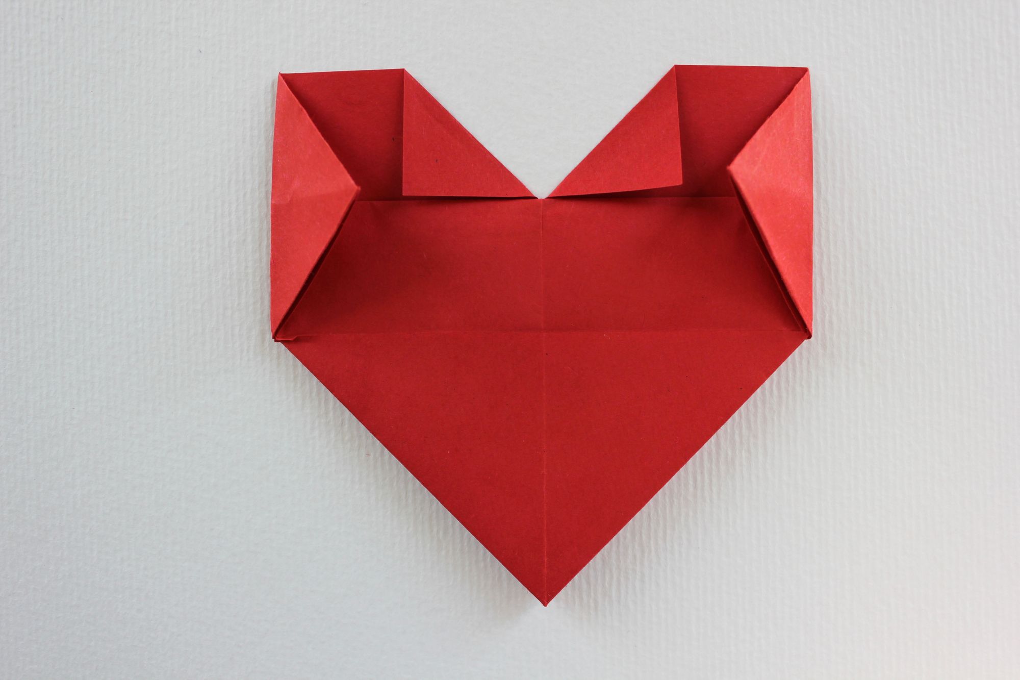 Ecken des Origami Herzen knicken