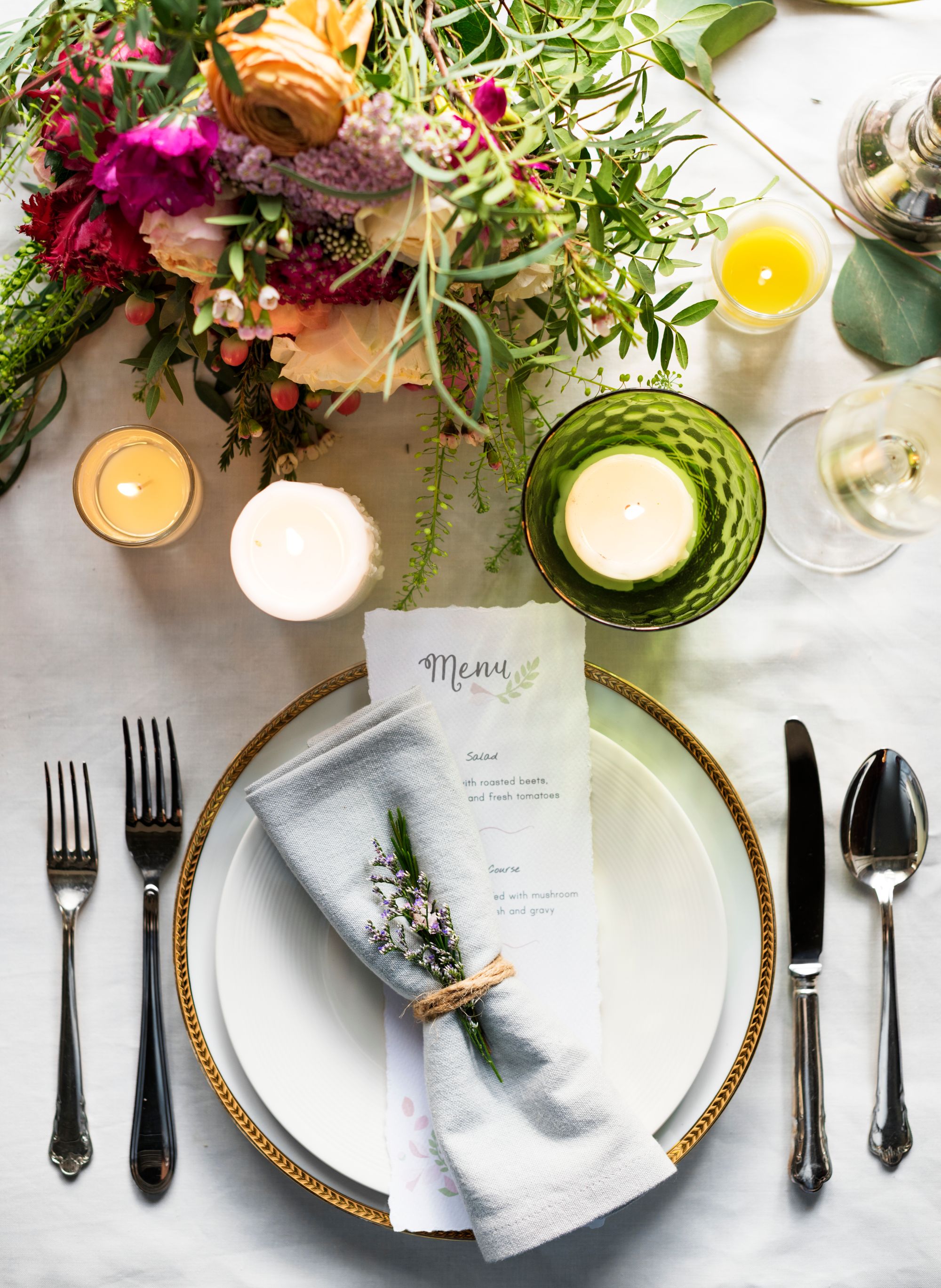 Eingedeckte Hochzeitstafel mit Menükarten