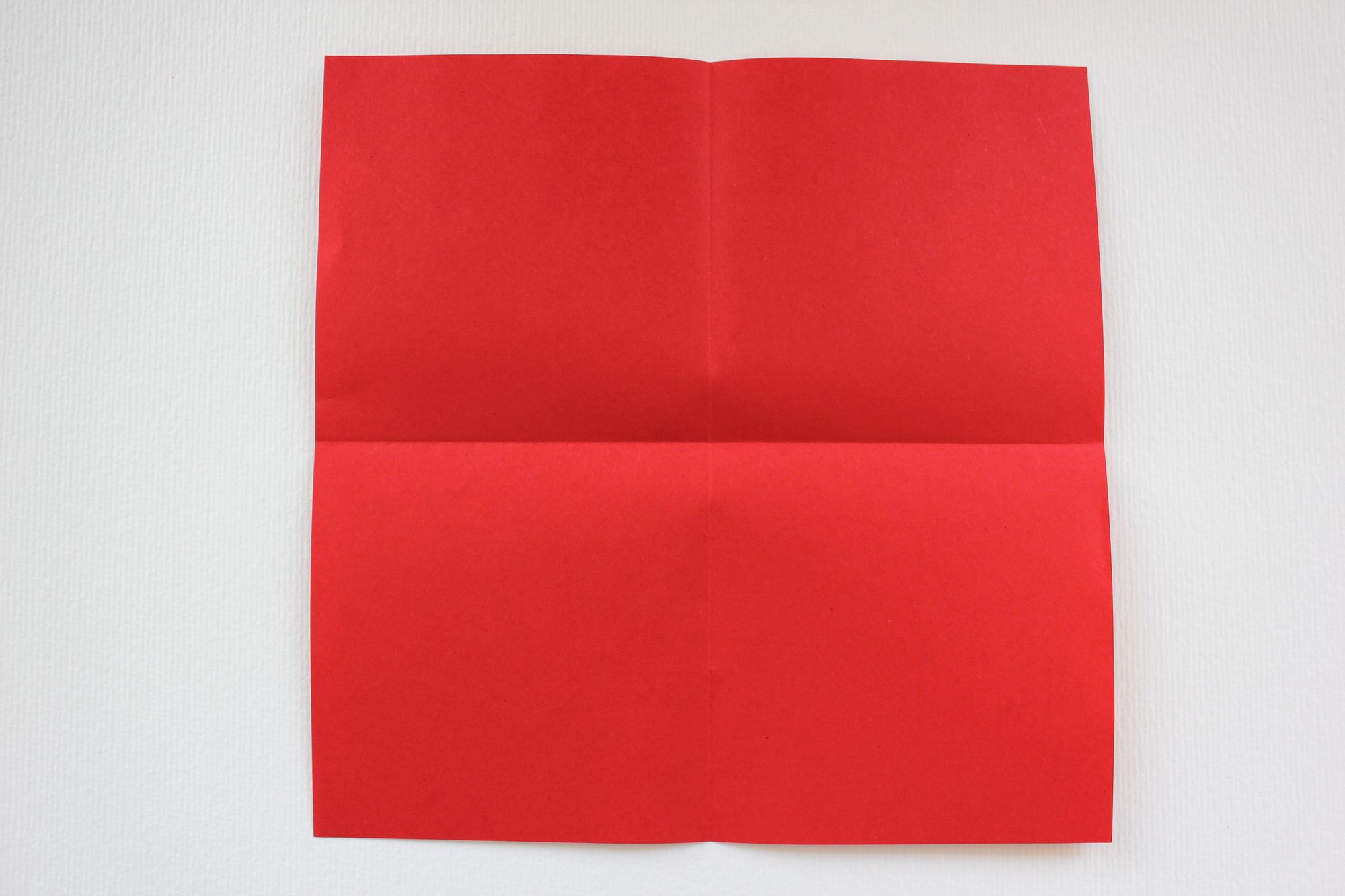 Gefaltetes Papier mit Kreuz in der Mitte