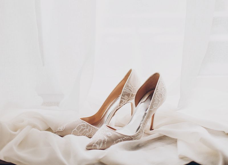 Brautschuhe: Elegante Pumps mit Spitze