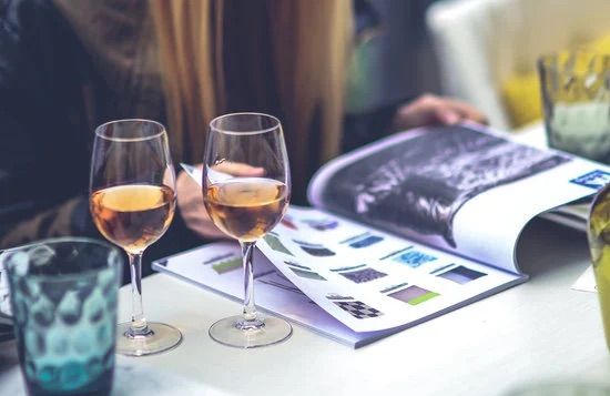 Gäste blättern bei der Hochzeit durch die Hochzeitszeitung