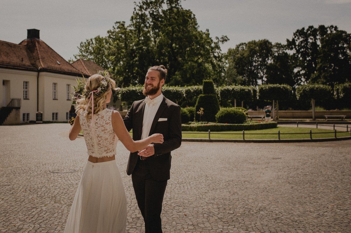 Heiraten im Frühling: Glückliches Brautpaar