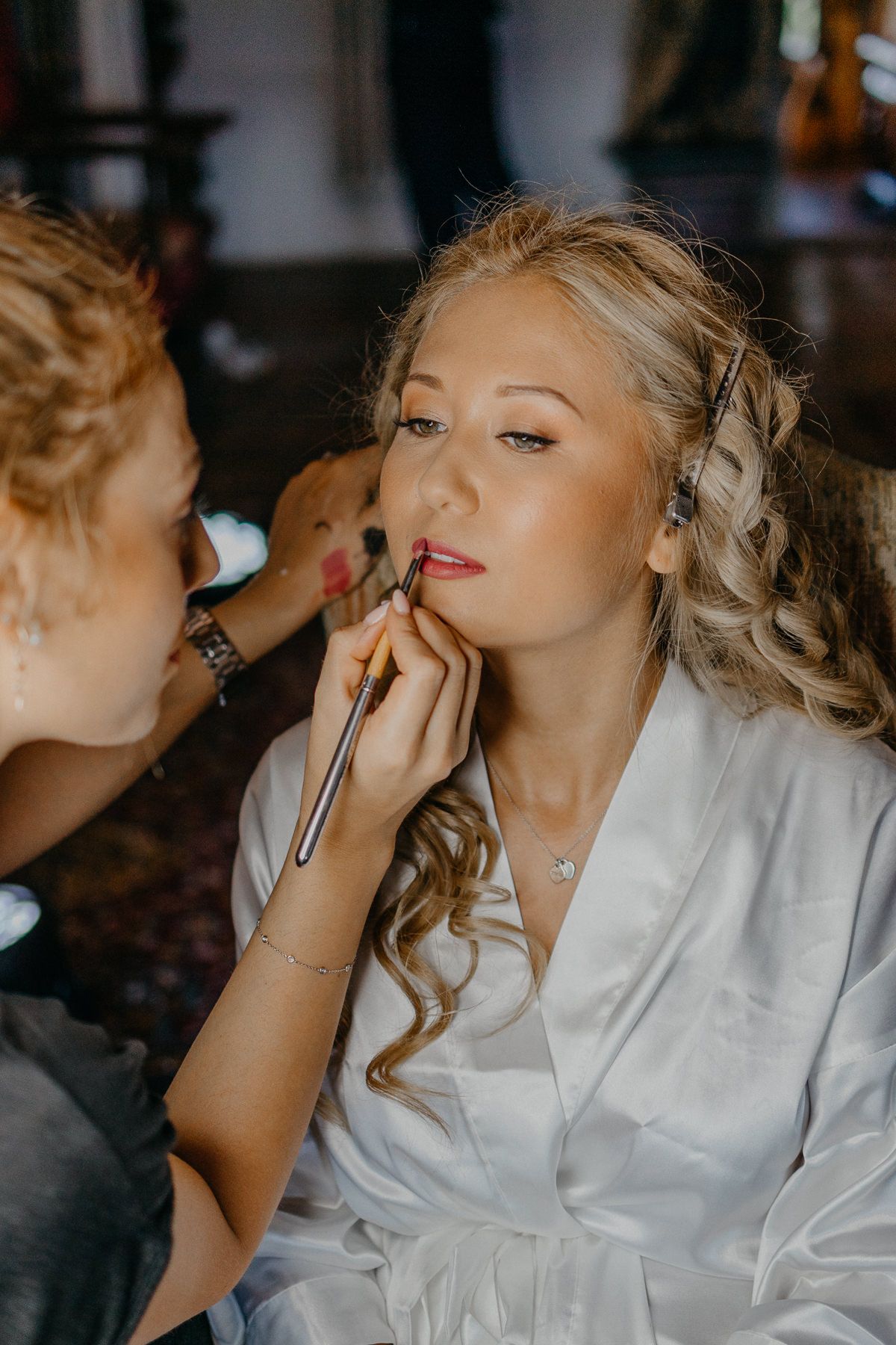 Profi trägt Lippenstift auf