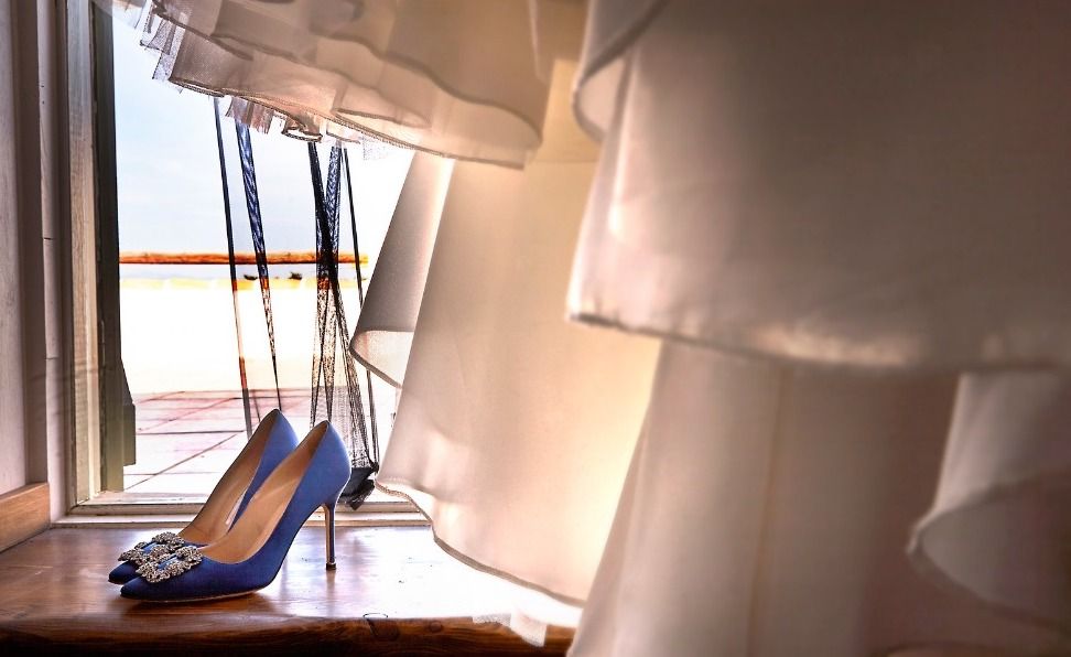 Etwas Blaues - Blaue Brautschuhe vor einem weißen Kleid