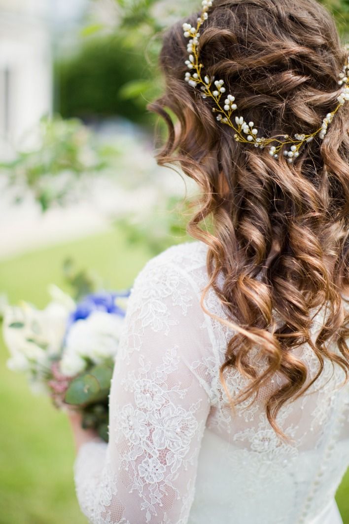 Zauberhafte Brautfrisur mit Locken und Blütenkranz