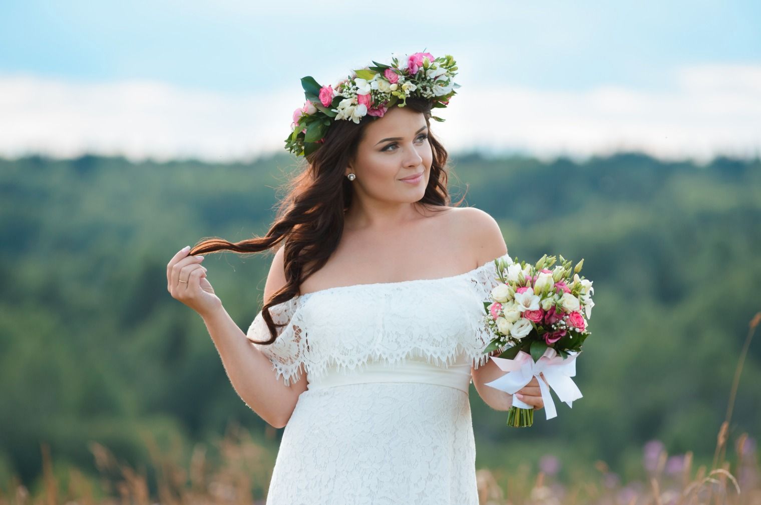 Bezaubernder Blumenkranz als farblicher Eyecatcher des Brautoutfits