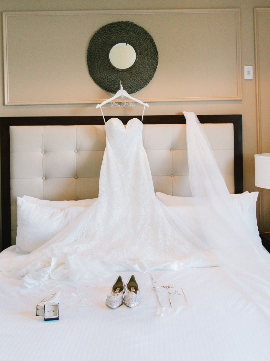 Hotelzimmer mit Brautkleid und Brautschuhen auf dem Bett