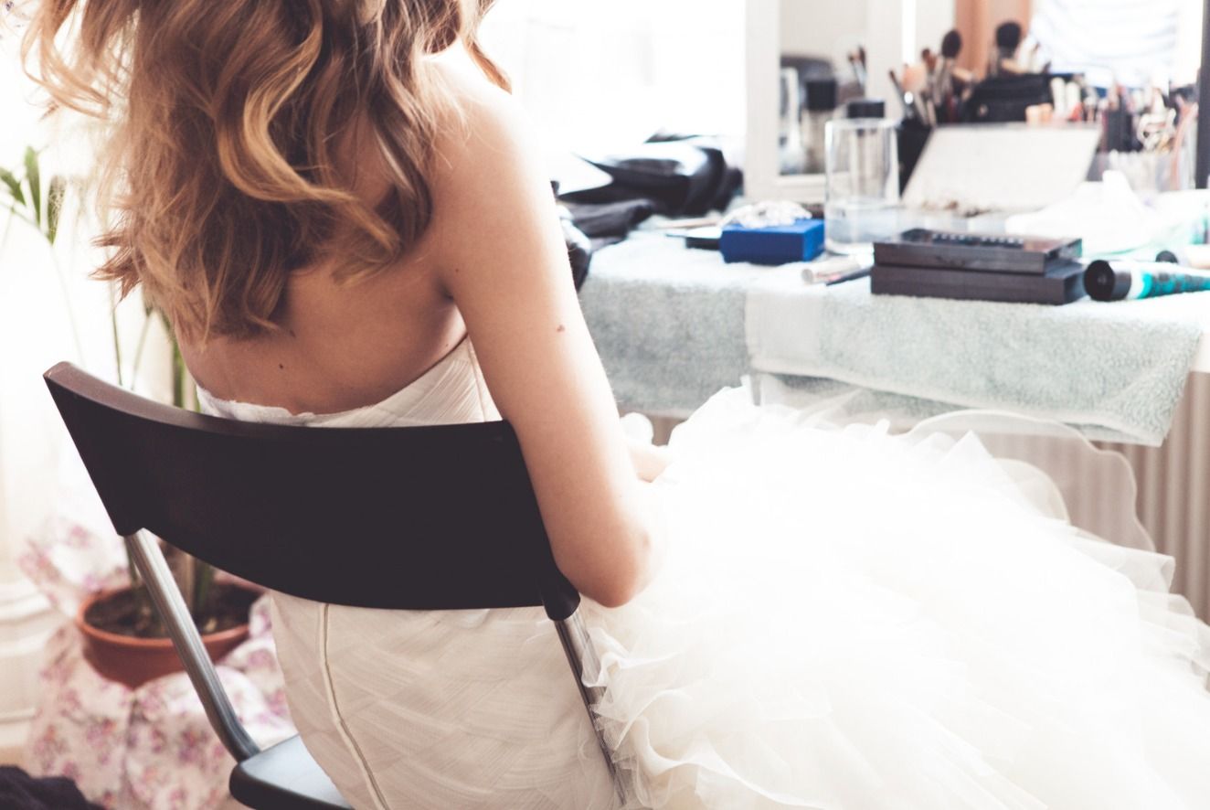 Braut wird an Ihrem Hochzeitstag gestylt