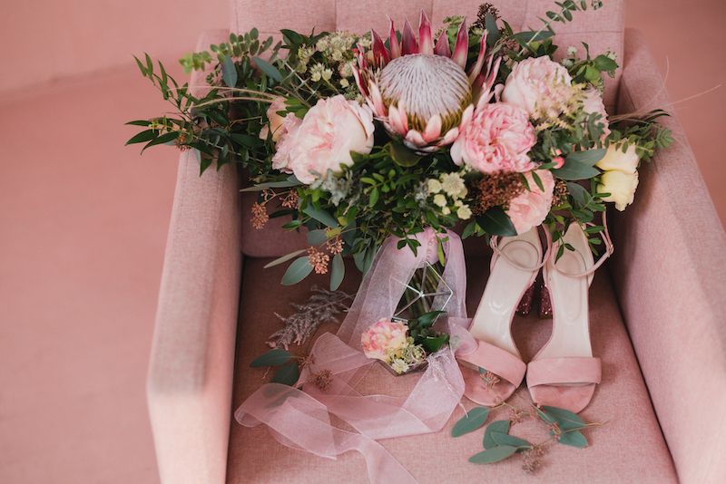 Rosa Sandaletten für die Brut mit Brautstrauß