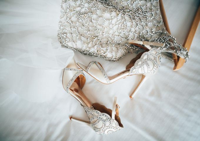 Brautkleid und passende Schuhe