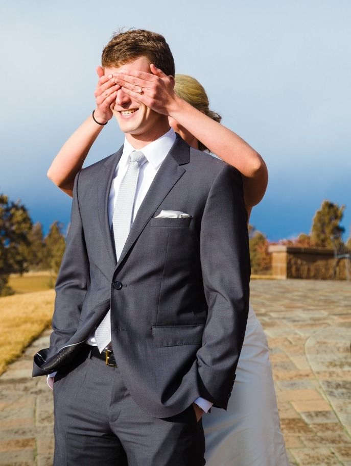 Hochzeit: Braut verdeckt Bräutigam von hinten die Augen