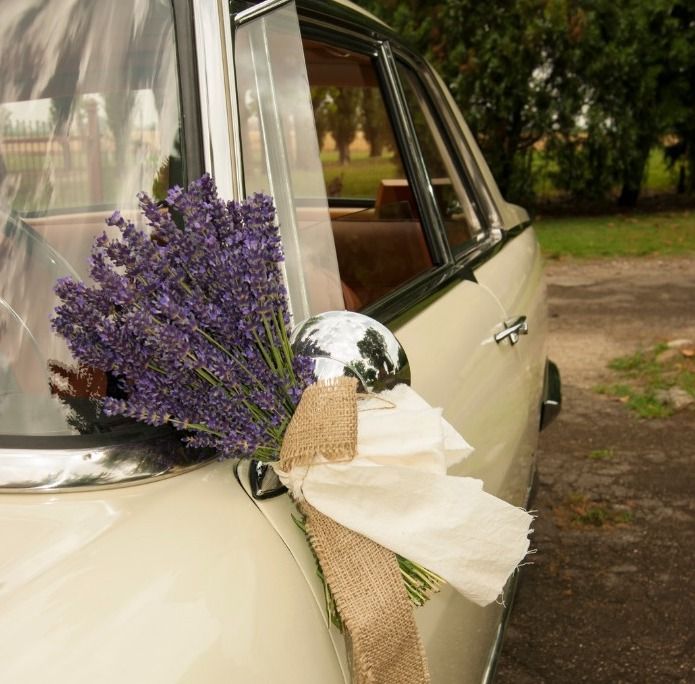 Ein mit Blumenschmuck verzierter Oldtimer als Hochzeitsauto