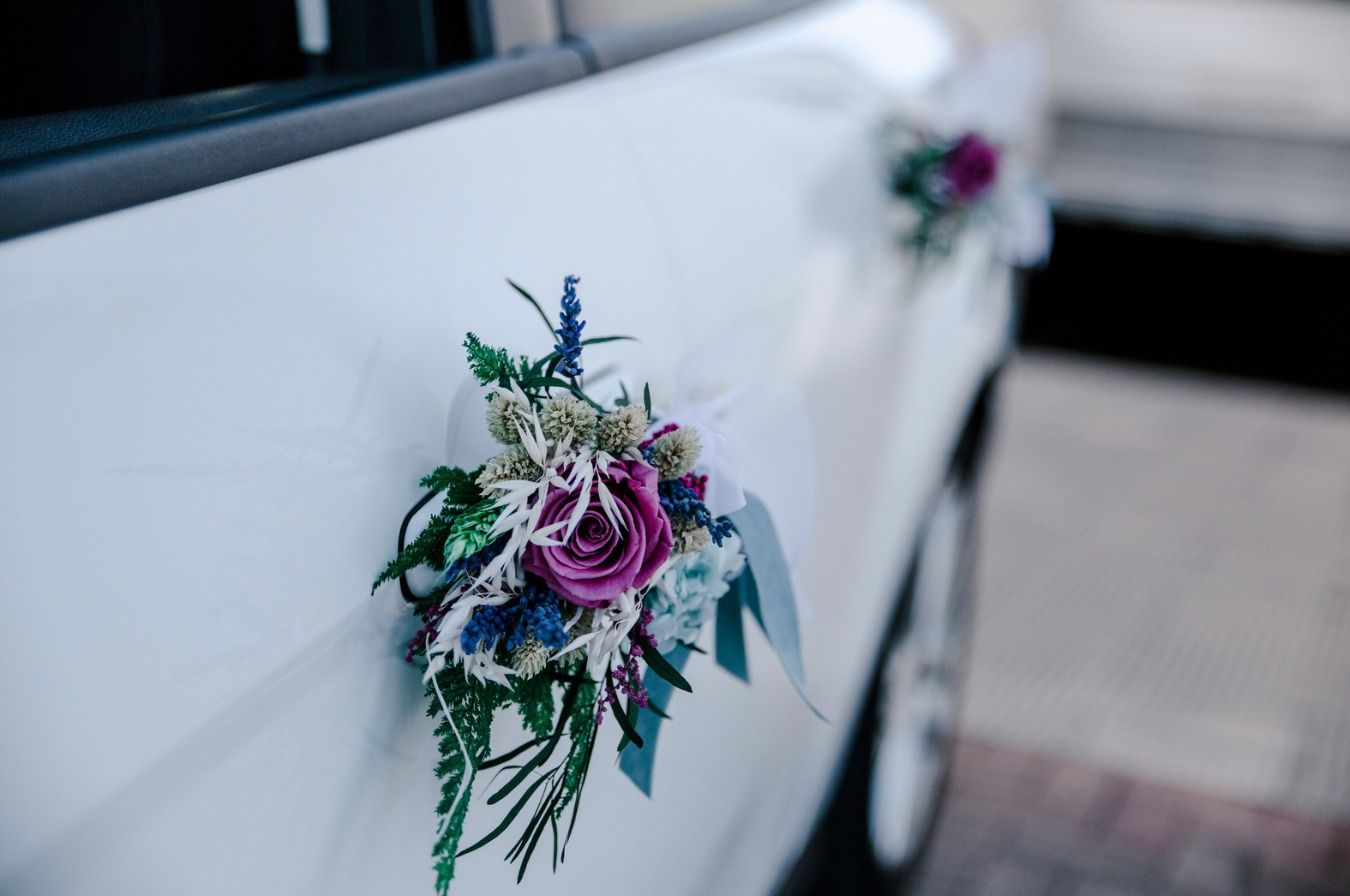Zarter Blumenschmuck am Brautauto