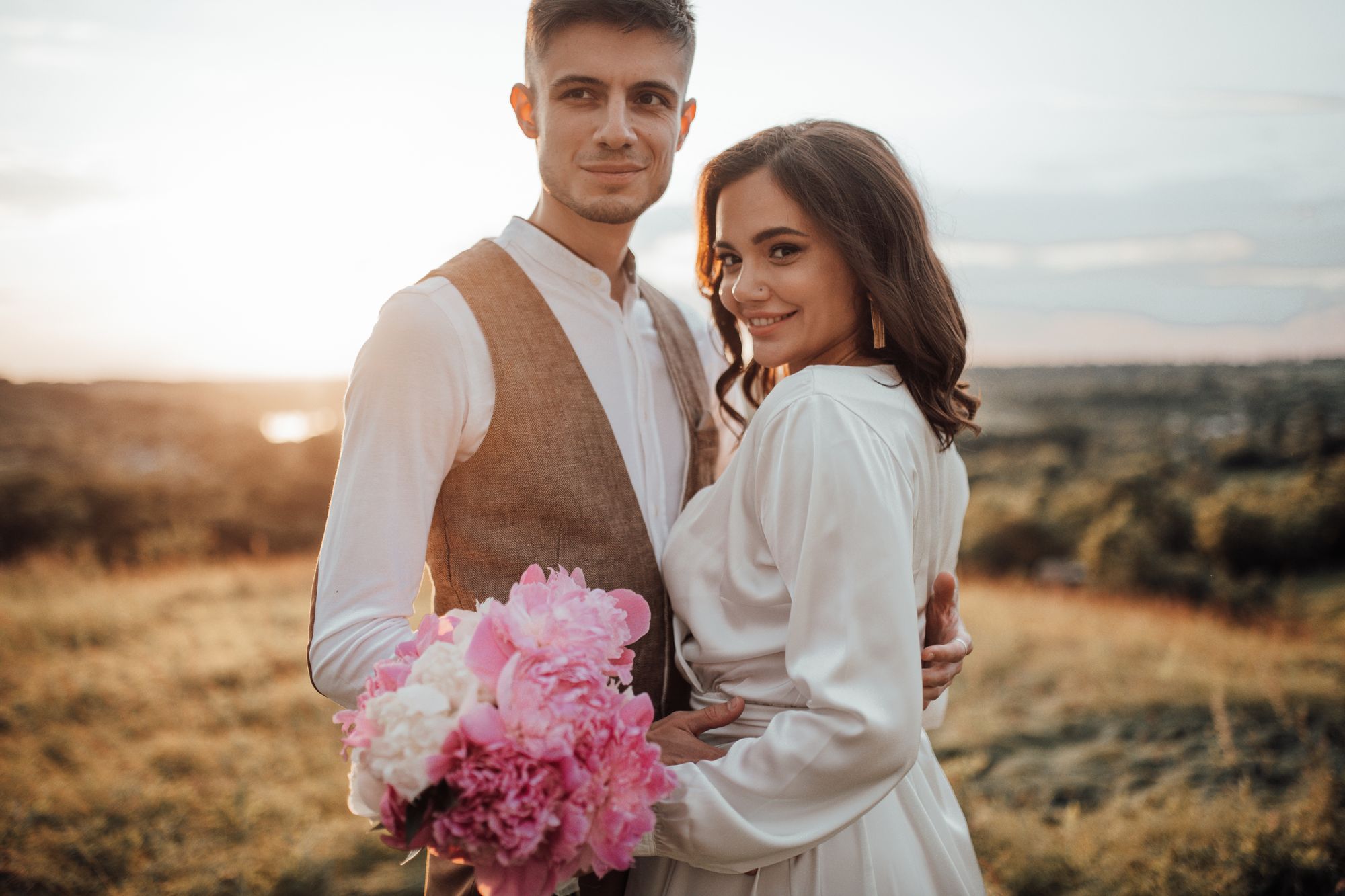 Glückliches Brautpaar beim Fotoshooting