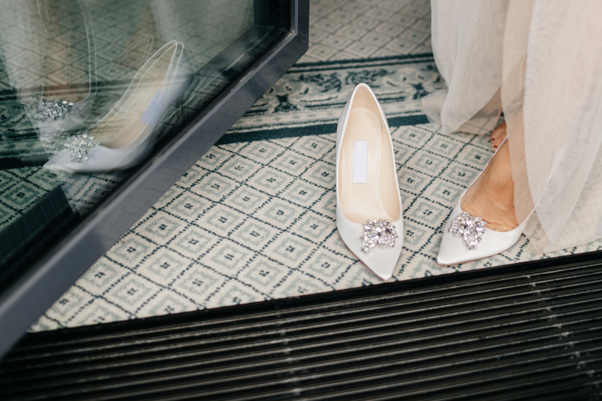 Fuß mit hübschen Brautschuhen
