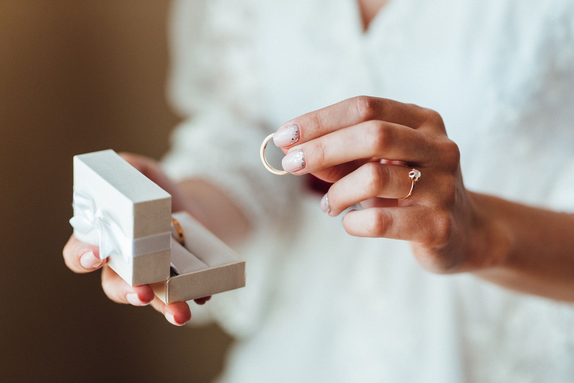 Trauringe werden Ringbox entnommen