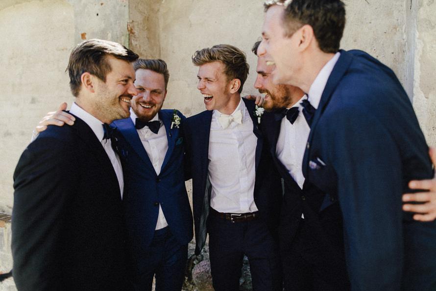 Wedding Posing mit den Groomsmen ist eine witzige Idee bei der Party zur Hochzeit.
