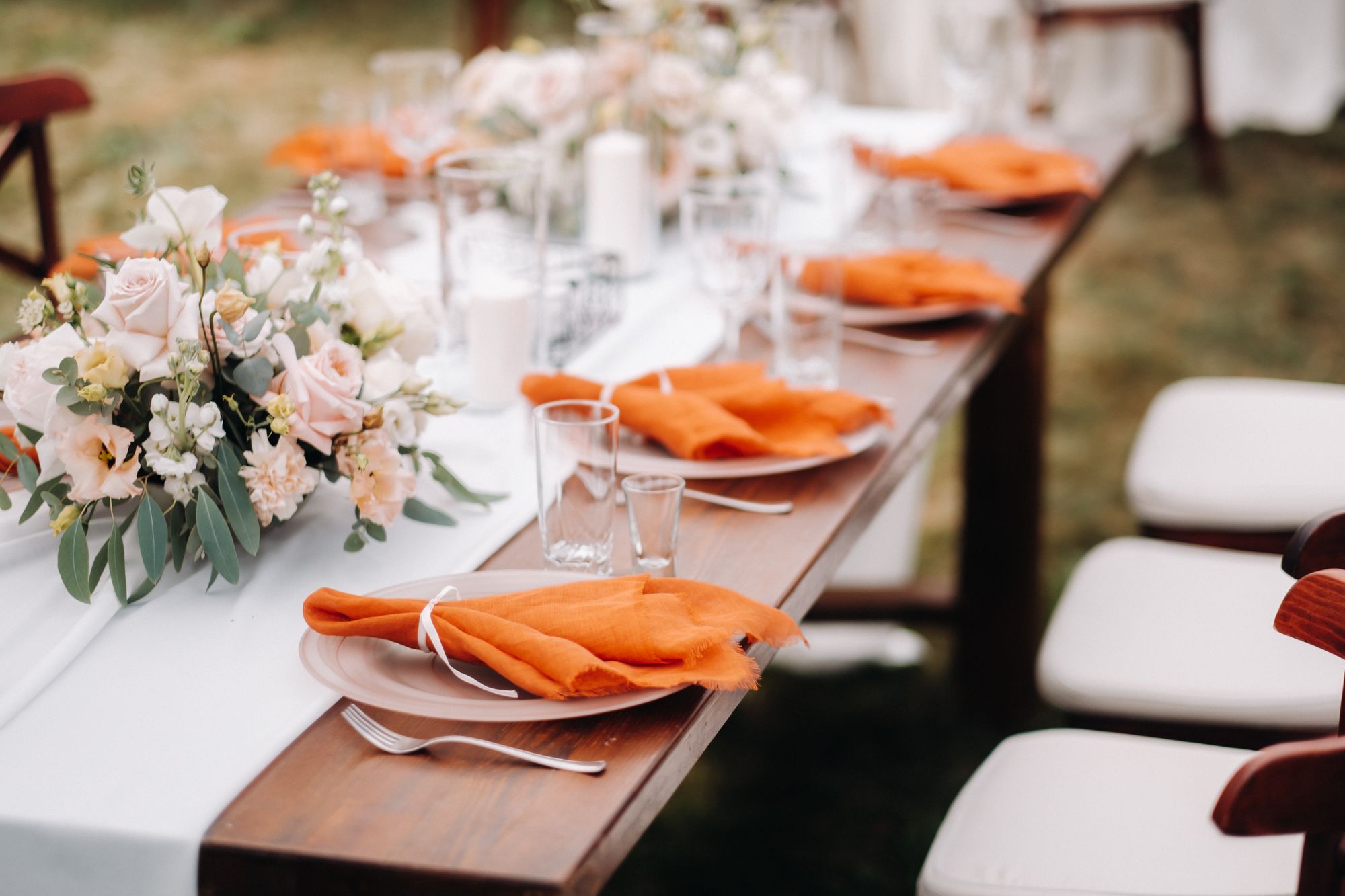 Hochzeitstisch mit Dekoration und Blumen