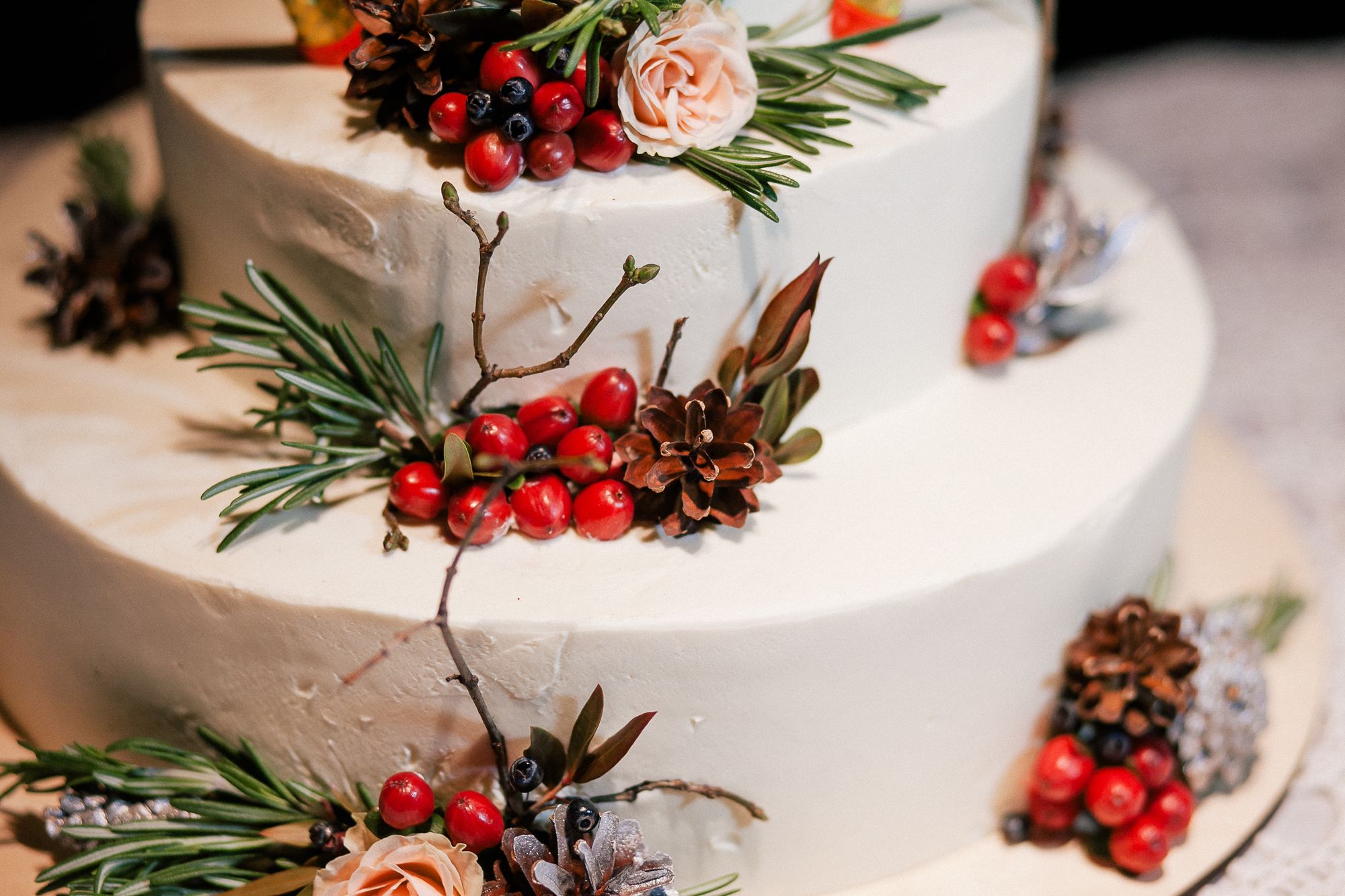 Weihnachtlich dekorierte Hochzeitstorte