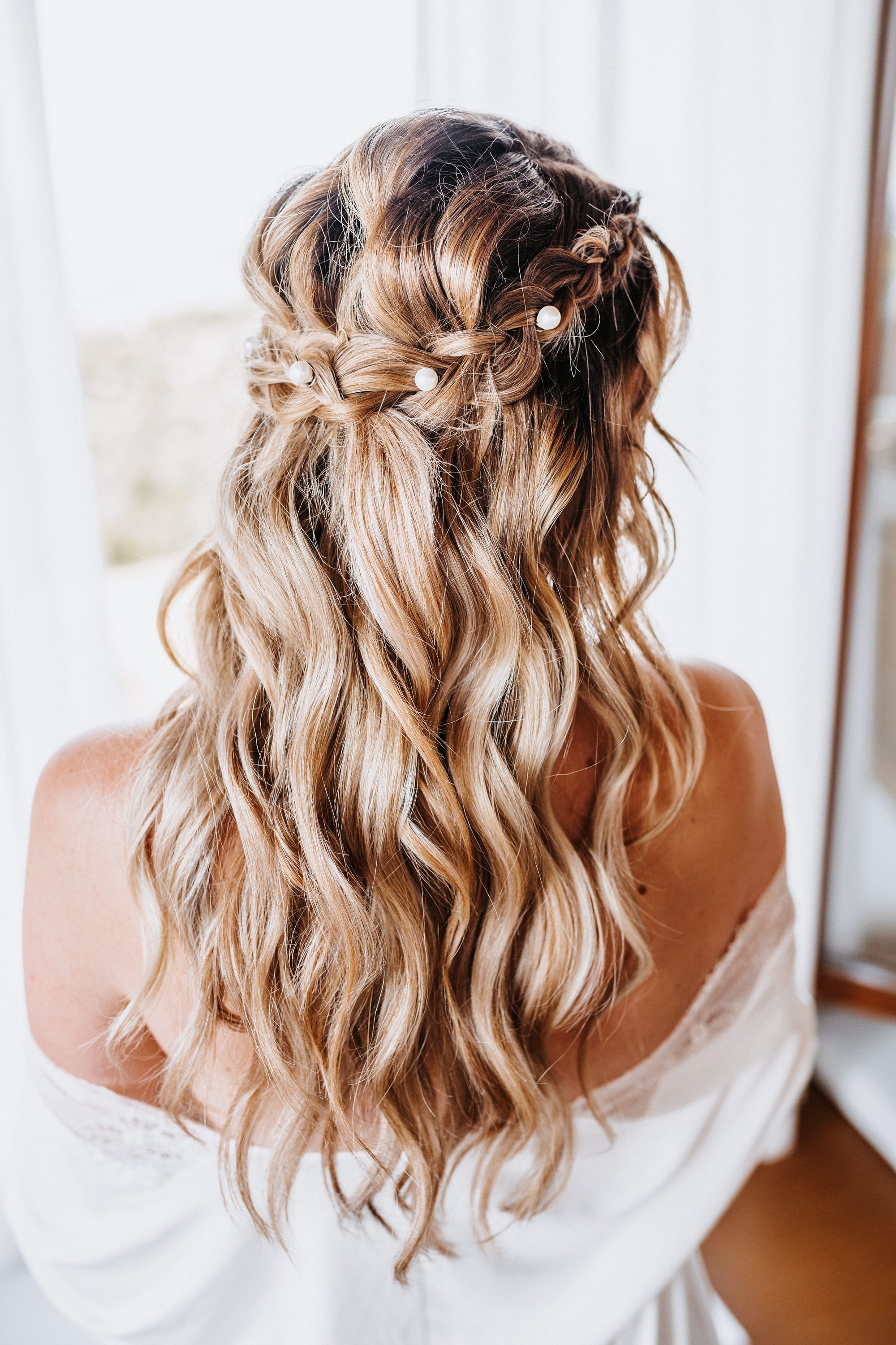 Die Braut hat Ihre Haare romantisch gewellt.