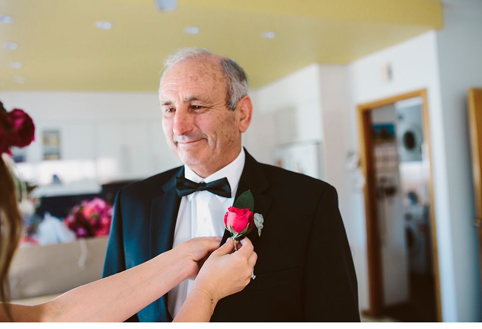 Der Vater der Braut bekommt eine Ansteckblume.
