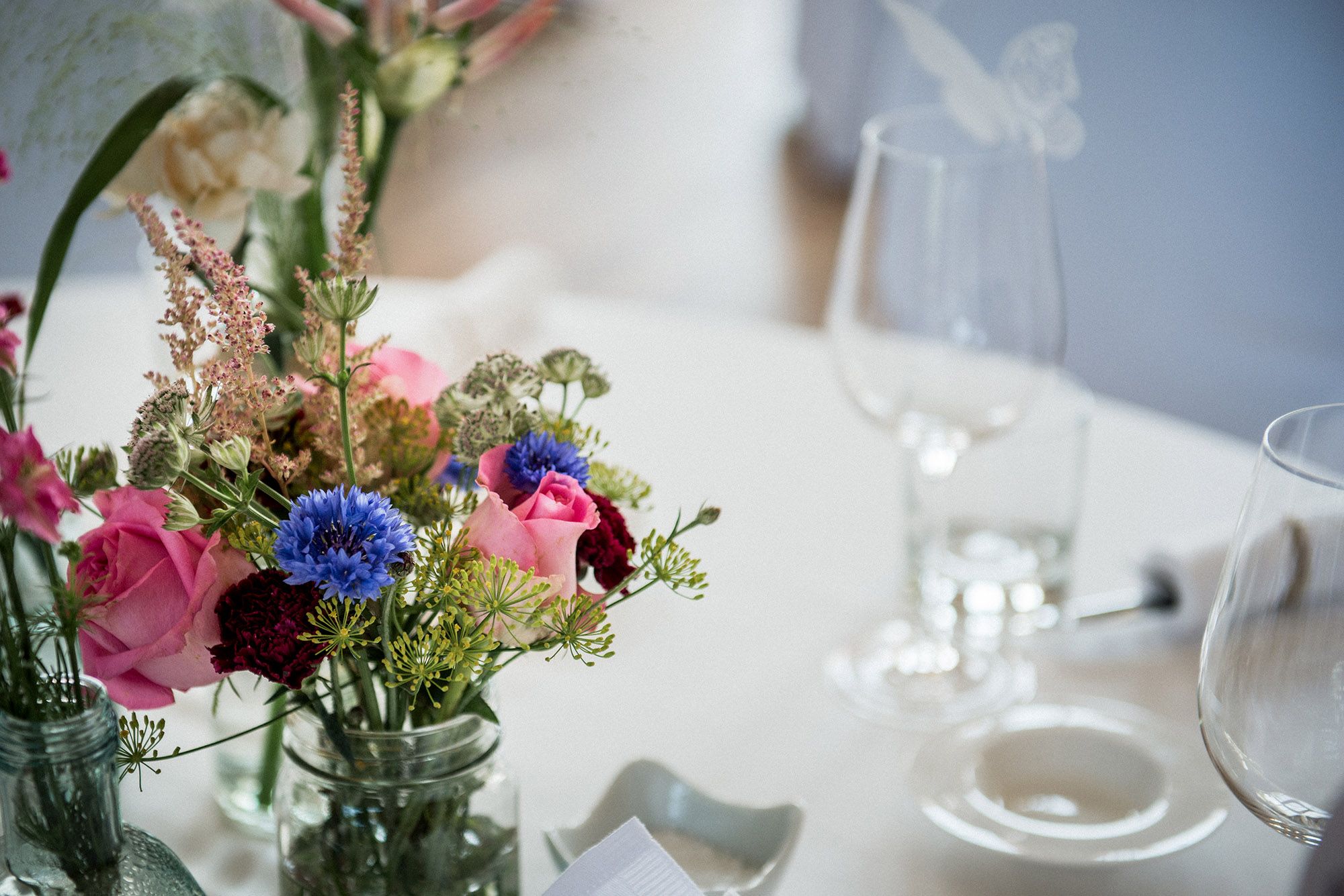 Vorratsglas als Vase mit einem kleinen Blumenstrauß