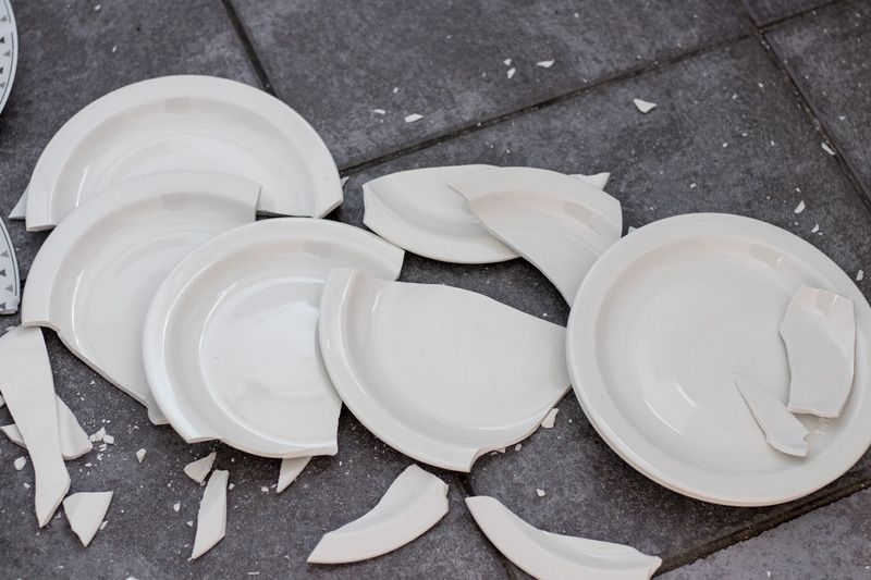 Kräftig alles zu Scherben poltern ist vor der Hochzeit gute alte Tradition.
