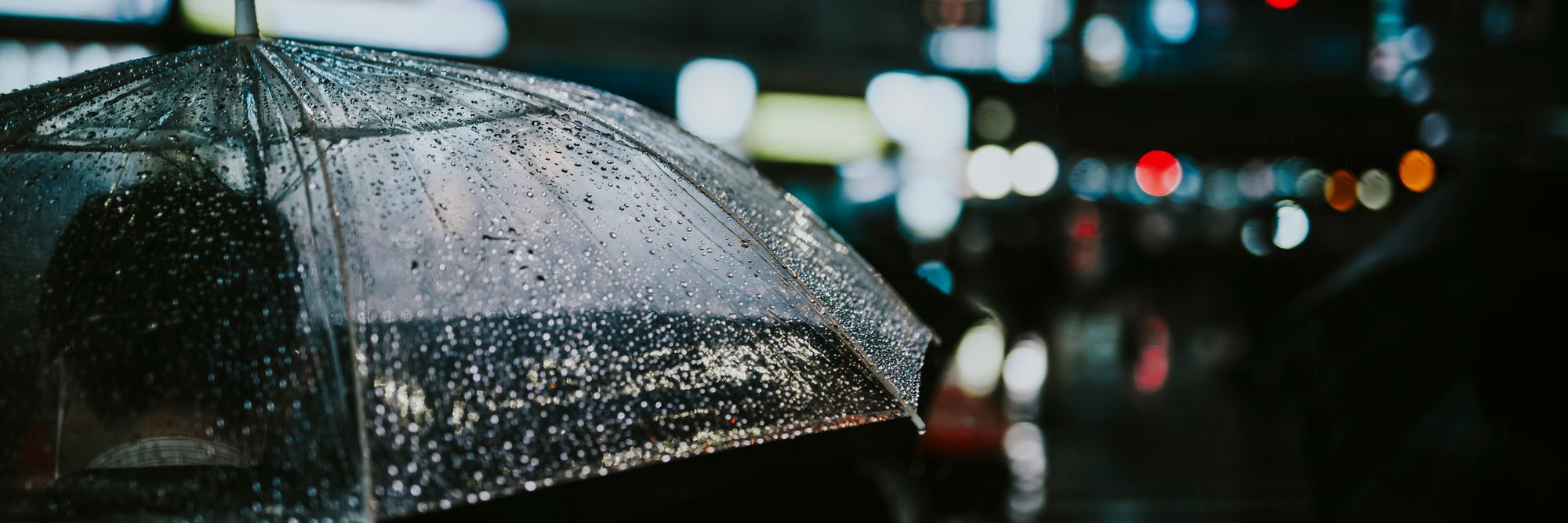 Partys im Freien bedürfen der wettergerechten Kleidung wegen expliziter Ansage.