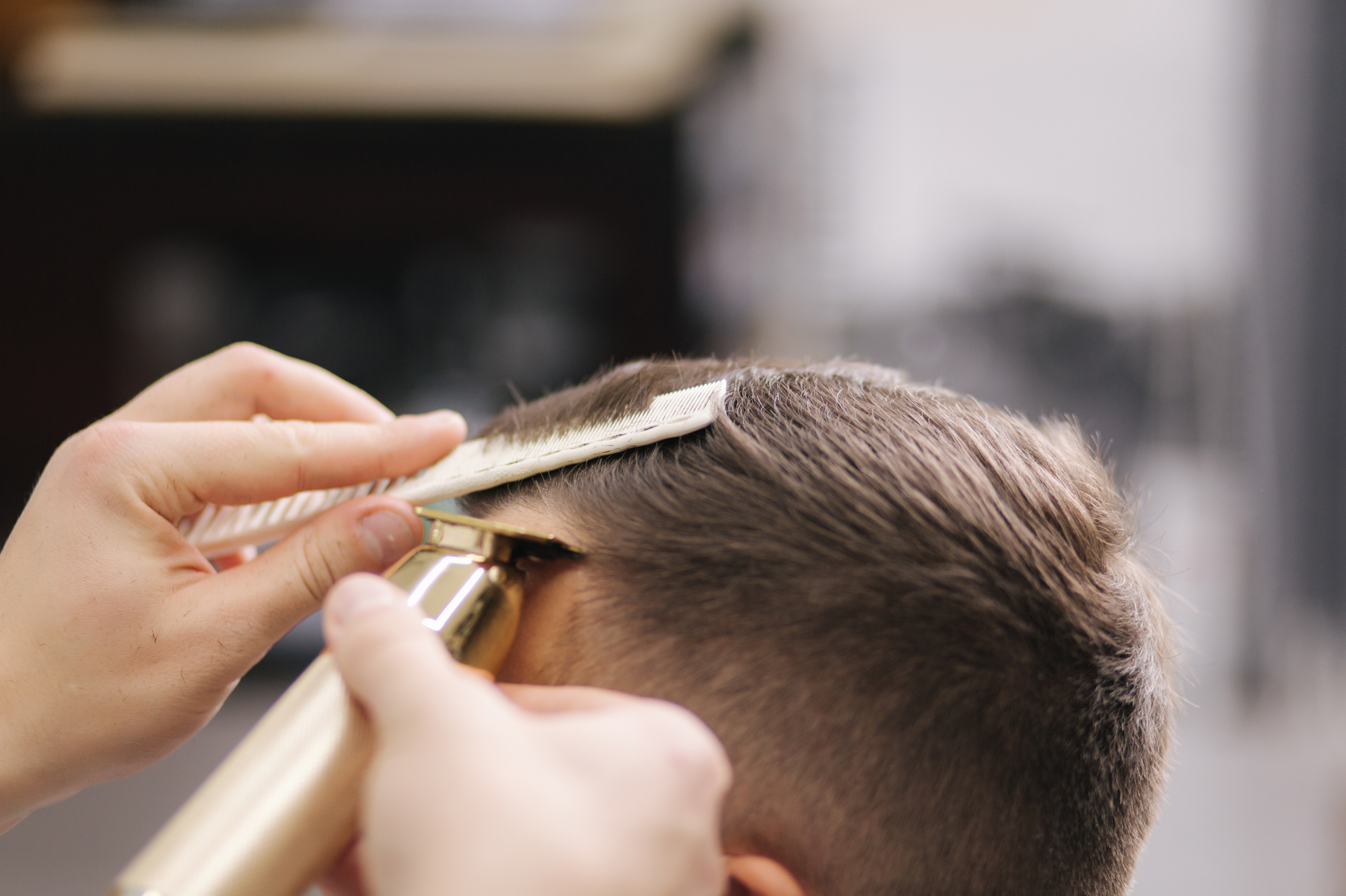 Dem Bräutigam werden die Haare geschnitten.