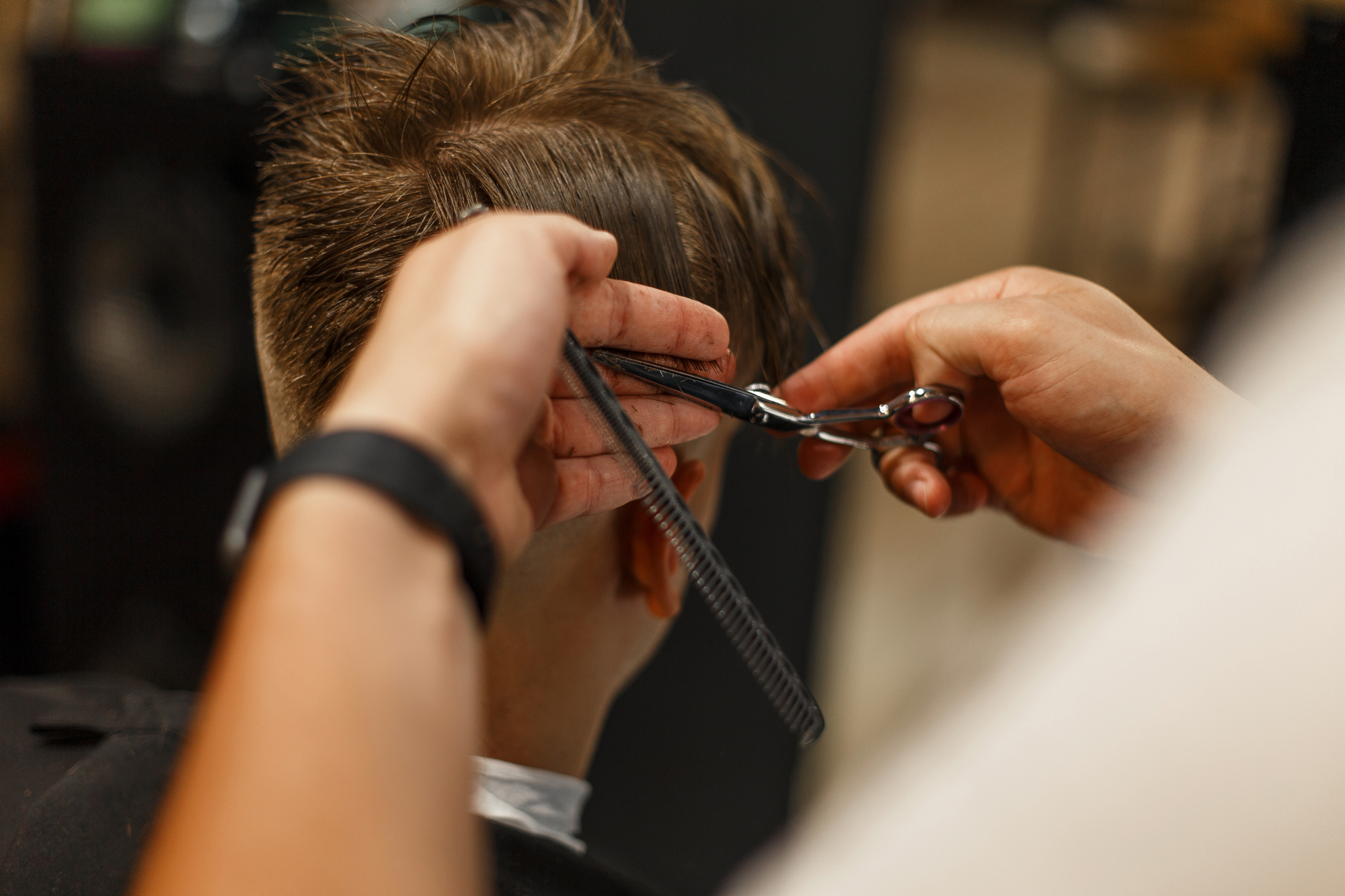 Dem Bräutigam werden die Haare geschnitten.