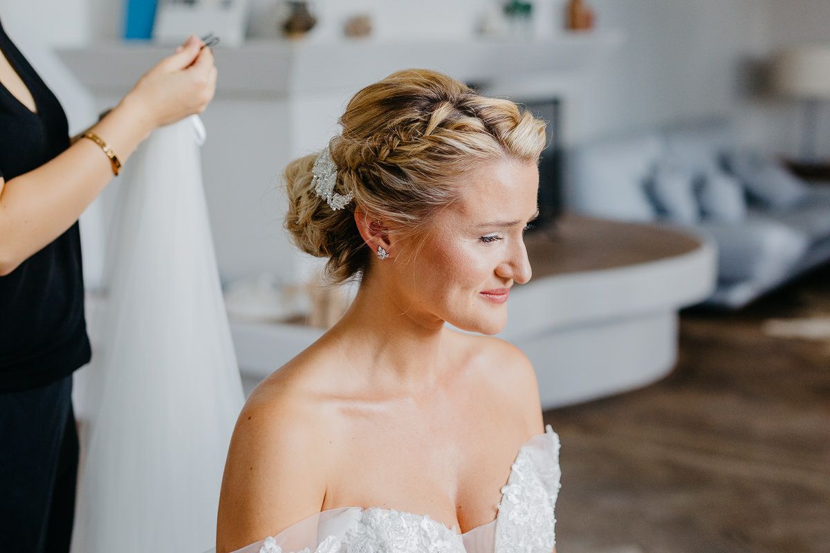 Die Braut wird vor der Hochzeit gestylt.