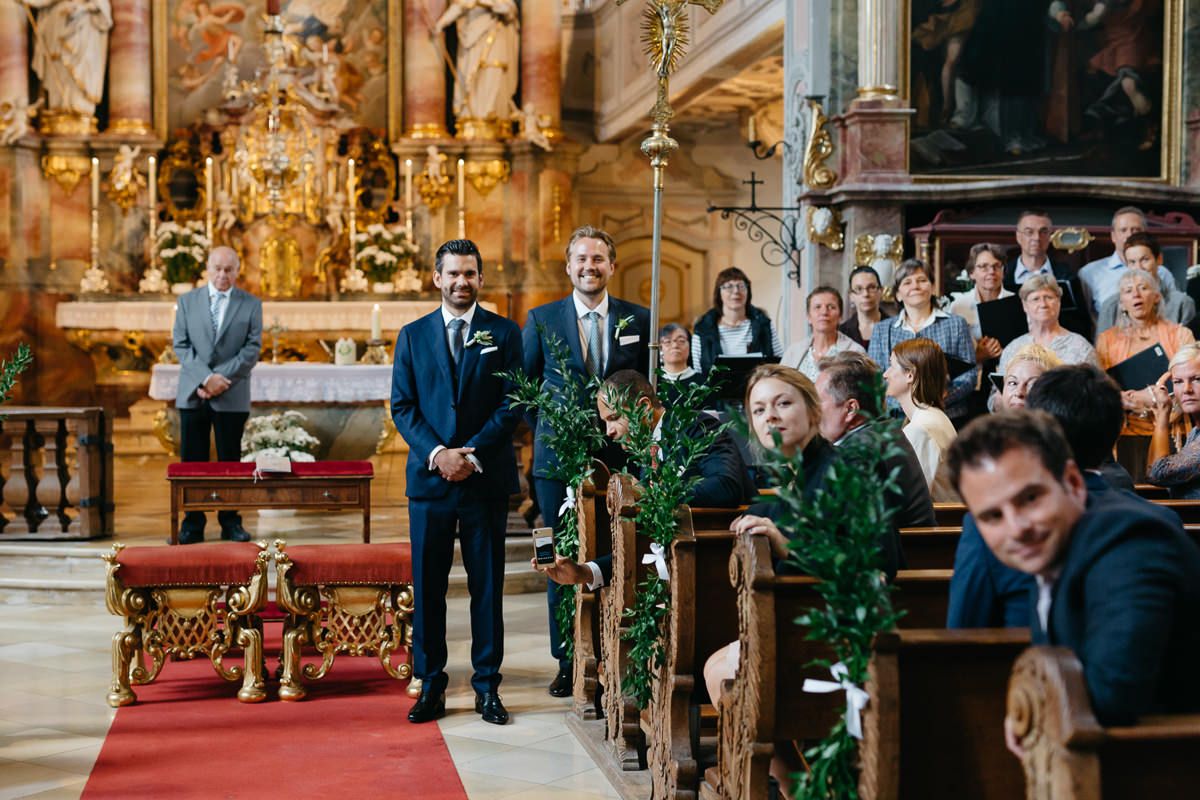 Der Bräutigam und sein Trauzeuge bei der Trauung in der Kirche