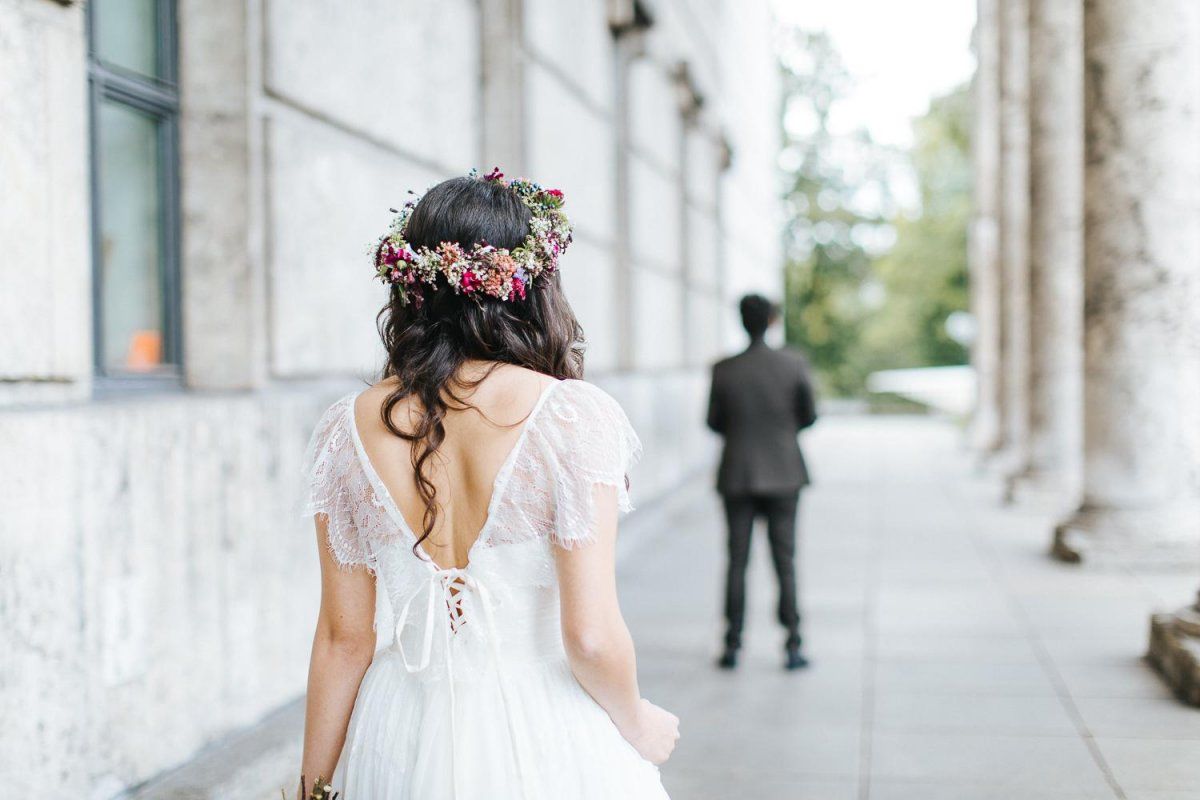Das Brautpaar steht kurz vor dem Moment des ersten „Sehens“ am Tag der Hochzeit.