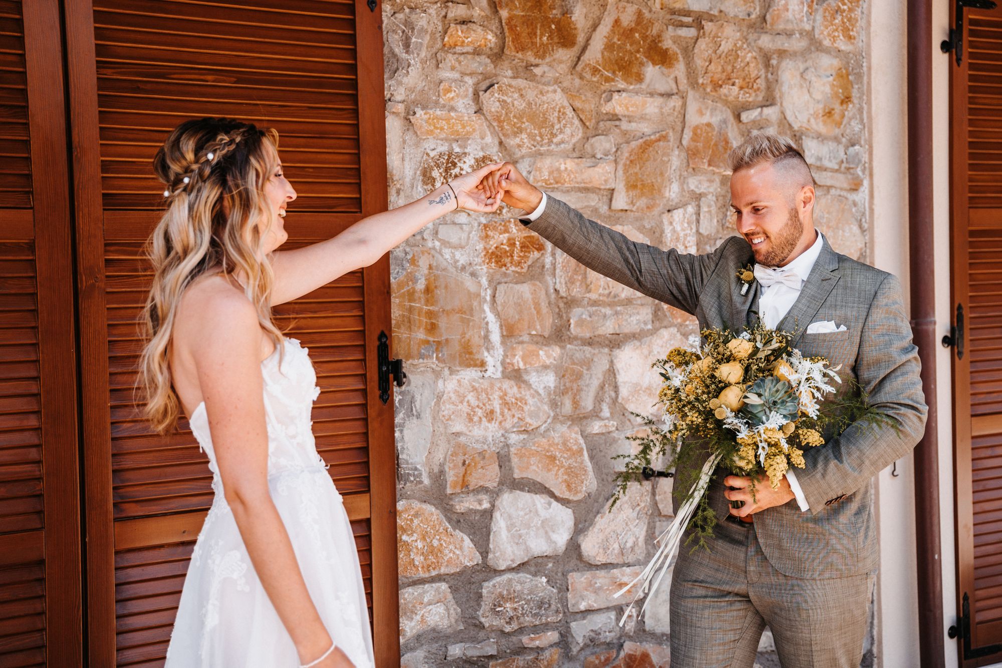Das Brautpaar sieht sich das erste Mal am Tag der Hochzeit.