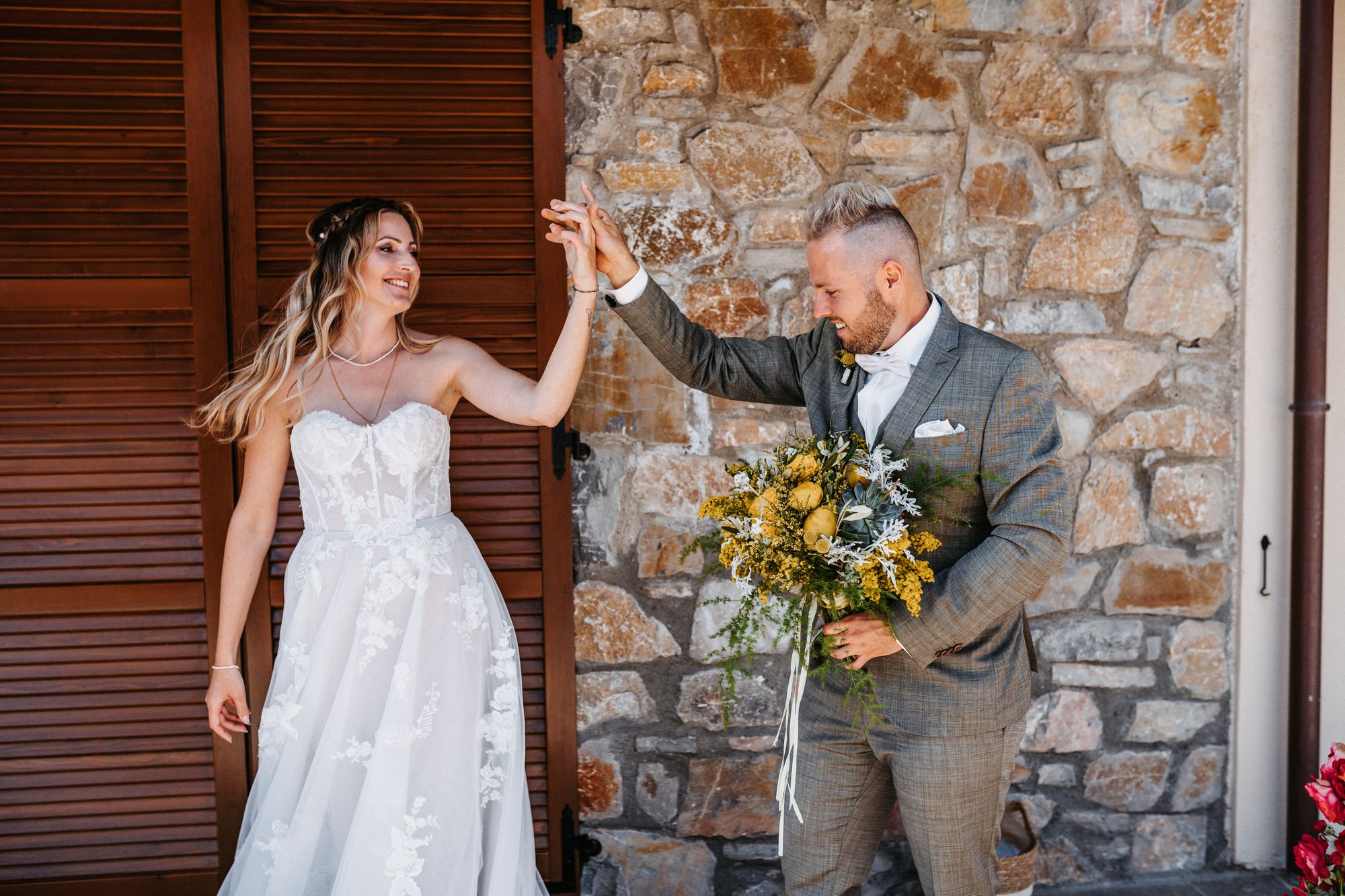 Das Brautpaar sieht sich das erste Mal am Tag der Hochzeit.