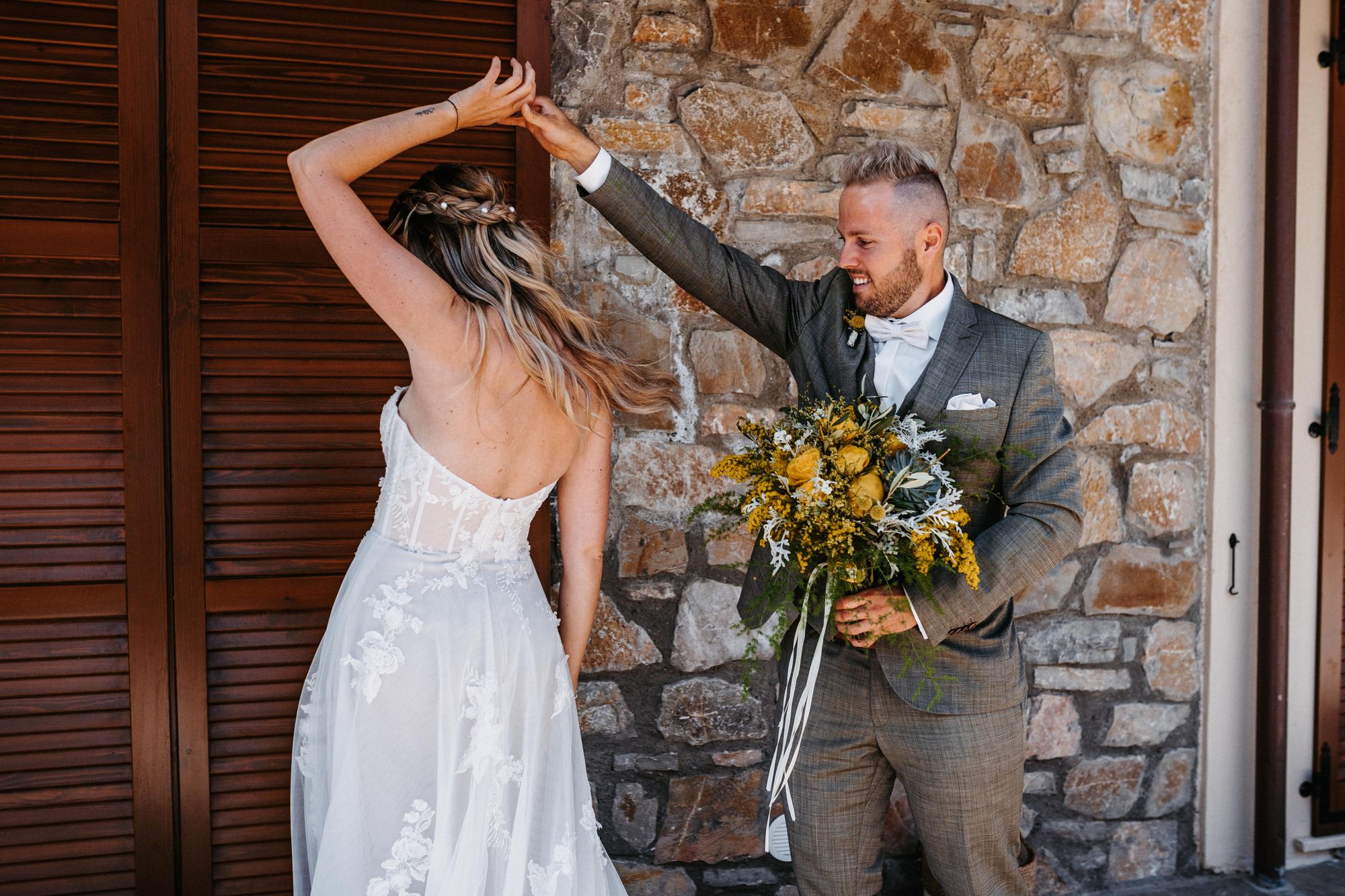 Das Brautpaar sieht sich das erste Mal am Tag der Hochzeit.